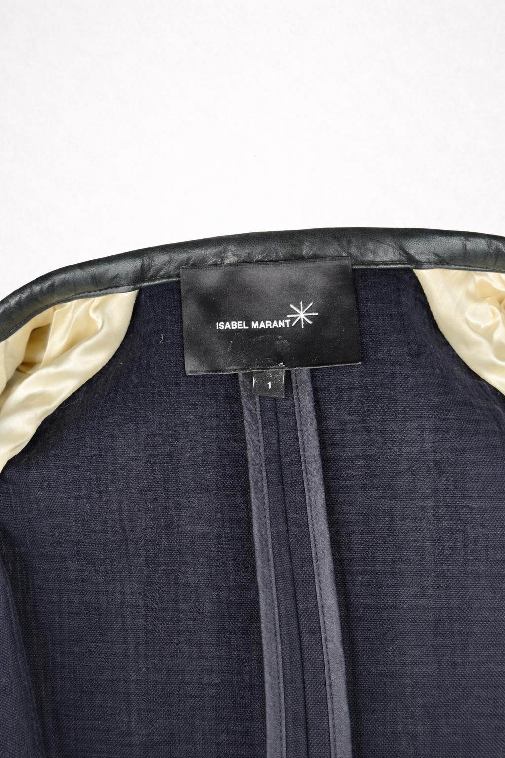 Blazer Isabel Marant authentique en coton texturé bleu marine avec finitions en cuir d’agneau.