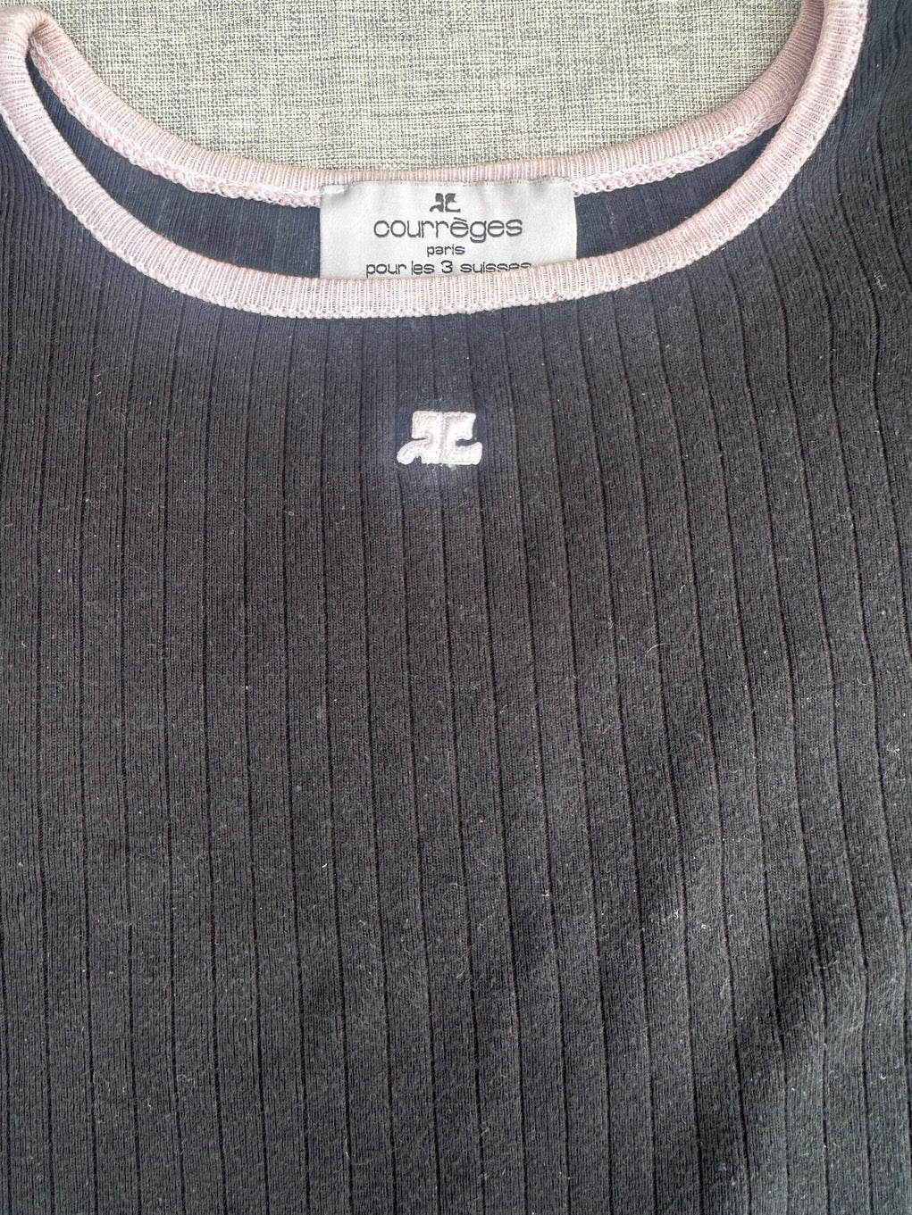 Authentique crop top Courrèges Paris en coton noir côtelé vintage