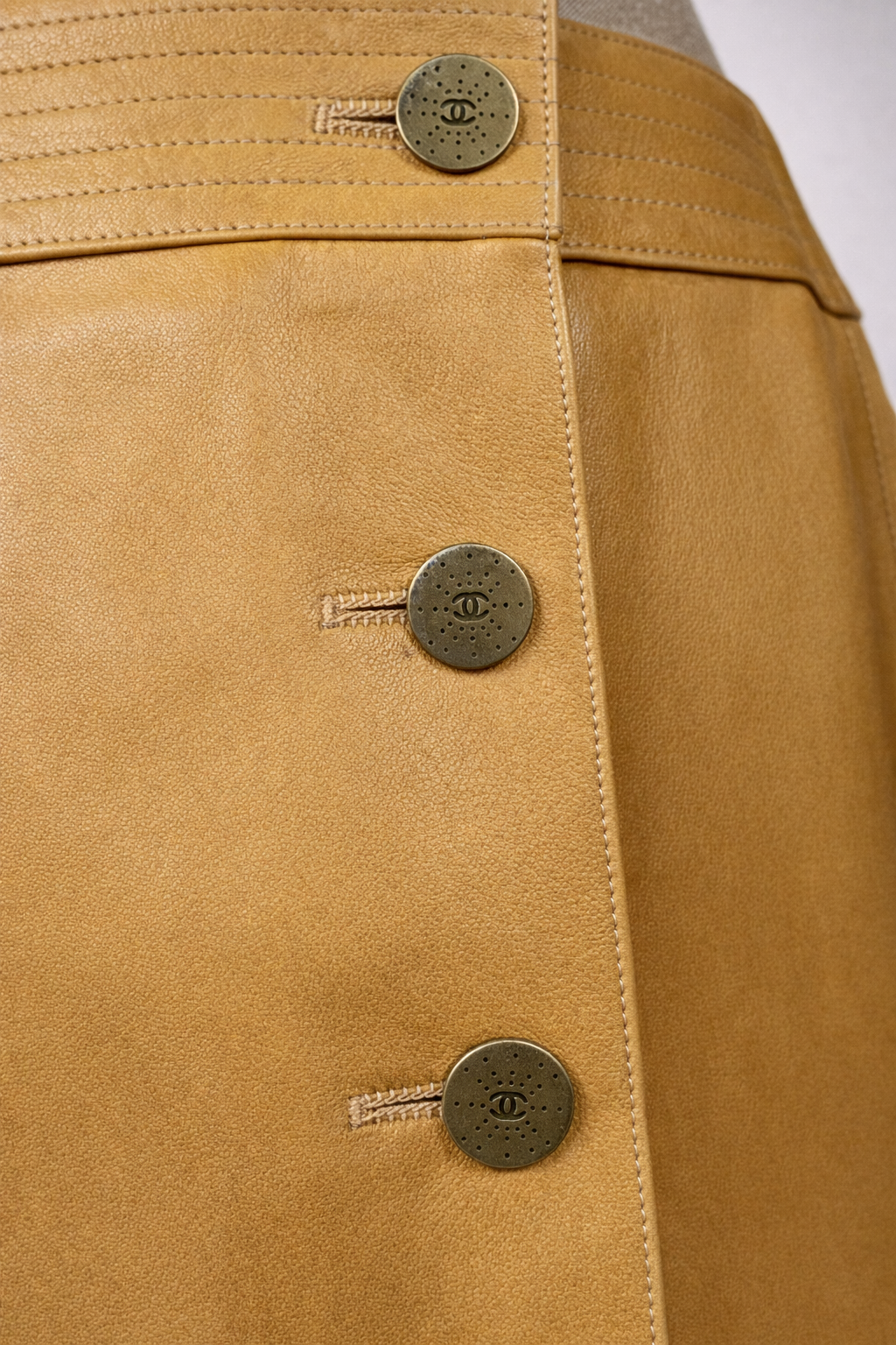 Jupe portefeuille authentique Chanel en cuir d’agneau camel vintage