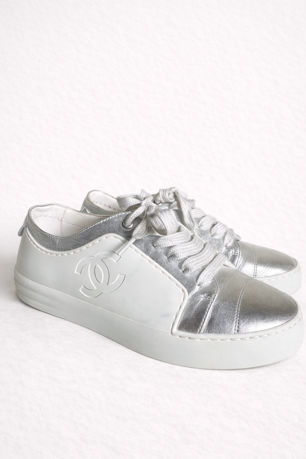 Baskets Chanel authentiques en cuir argent métallisé et caoutchouc blanc