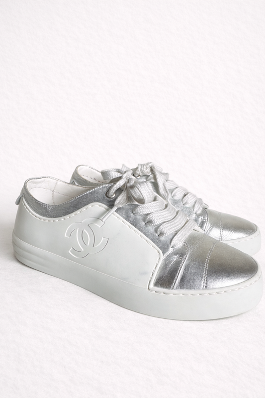 Baskets Chanel authentiques en cuir argent métallisé et caoutchouc blanc