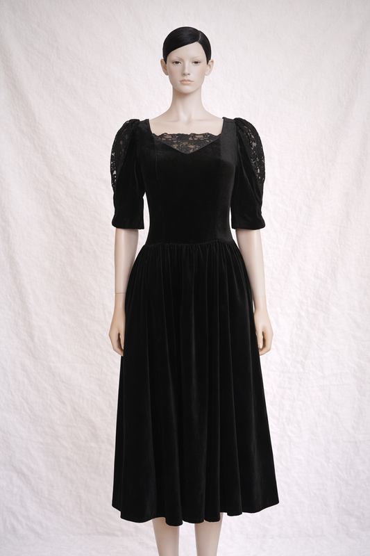 Robe de soirée Laura Ashley noire en velours et dentelle vintage