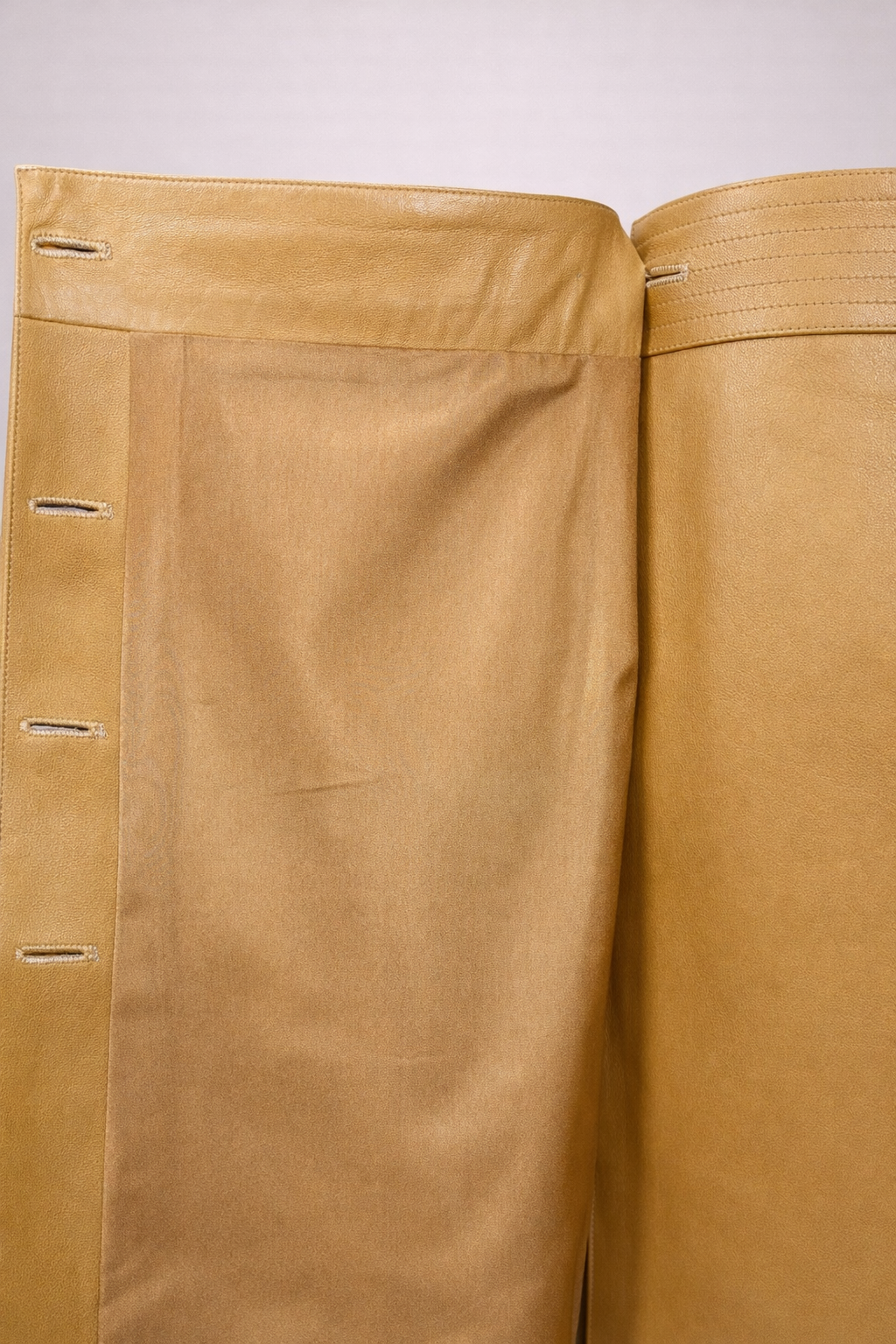 Jupe portefeuille authentique Chanel en cuir d’agneau camel vintage