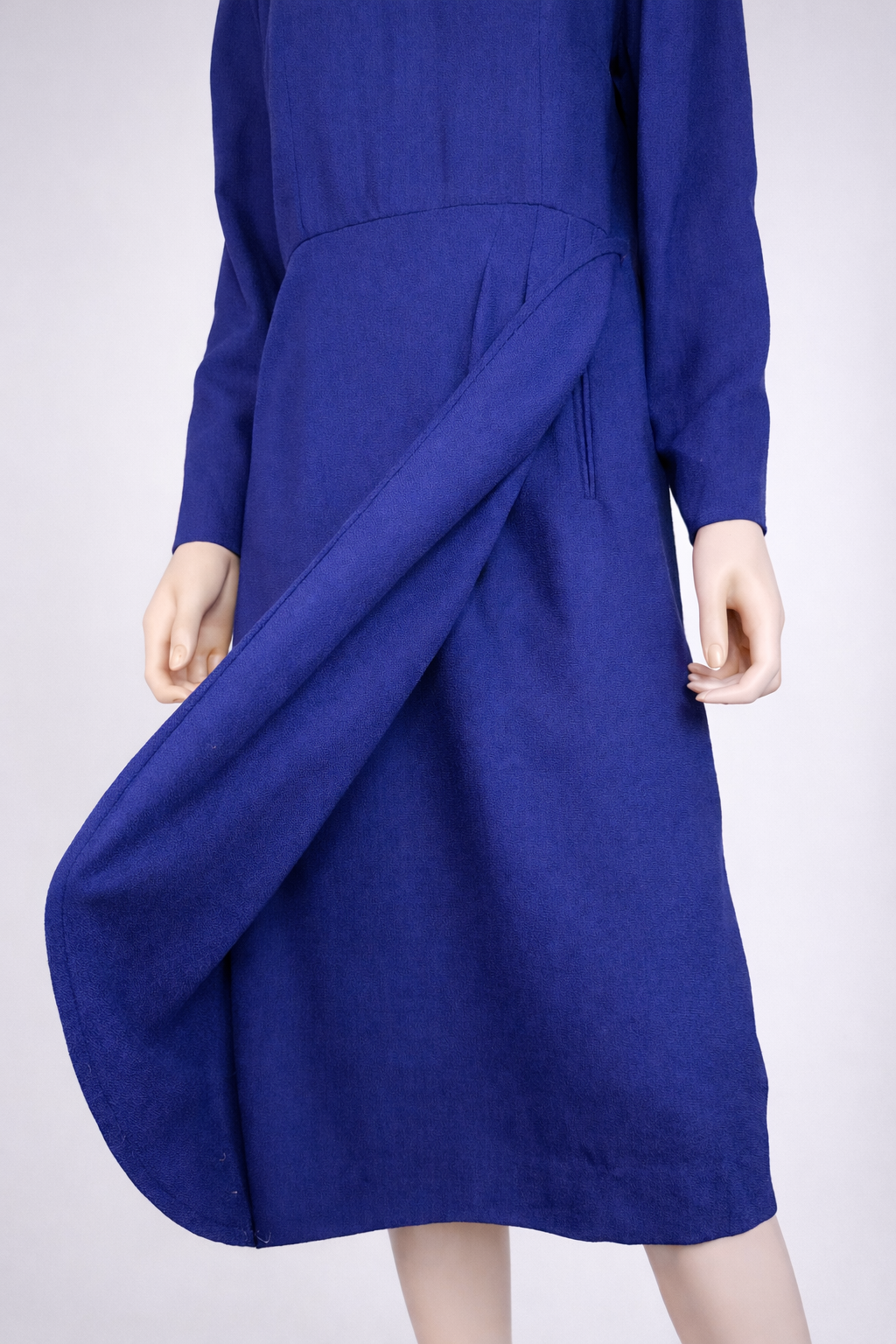 Robe authentique Nina Ricci Boutique en laine violette profonde vintage