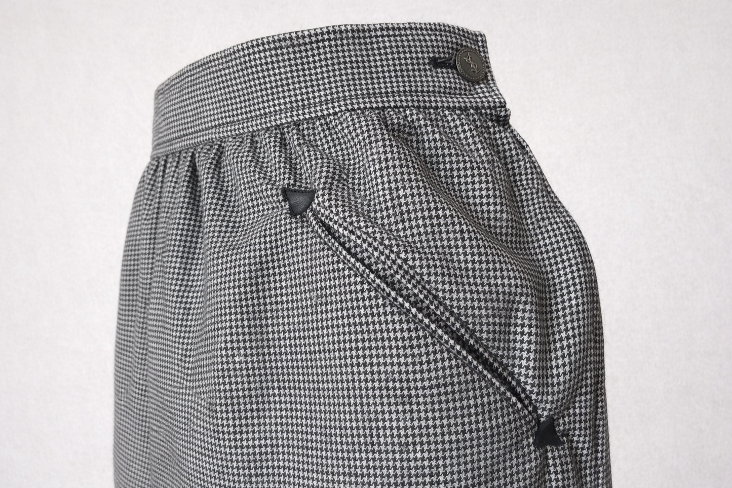 Jupe authentique Yves Saint Laurent Variation en laine à motif pied-de-poule noir et blanc vintage