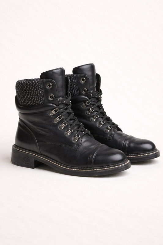 Bottines Chanel en cuir noir détail tweed