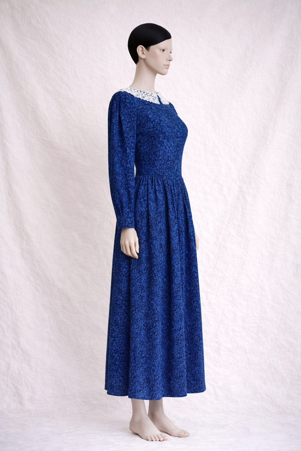Robe en velours côtelé bleu  Laura Ashley à col dentelle vintage
