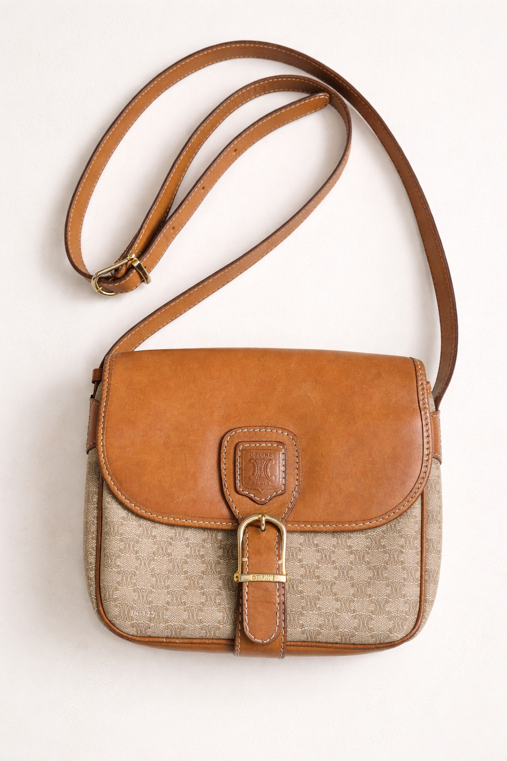 Sac bandoulière authentique Céline en toile macadam et cuir camel vintage