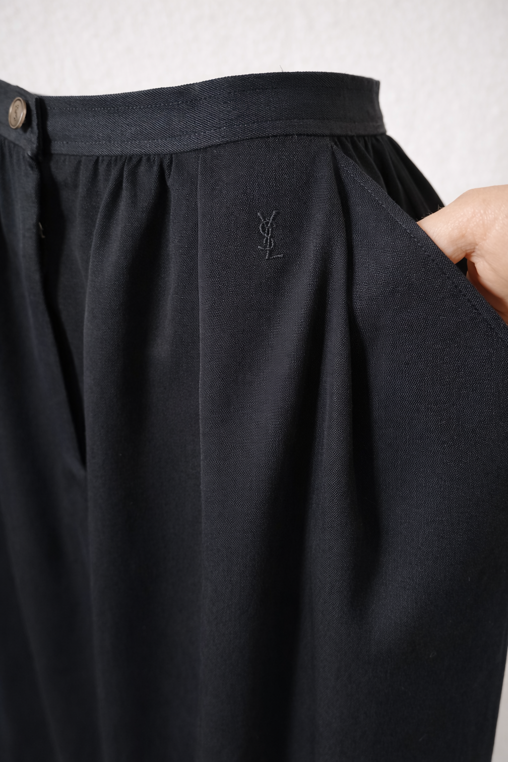Jupe vintage authentique Yves Saint Laurent en laine noire vintage