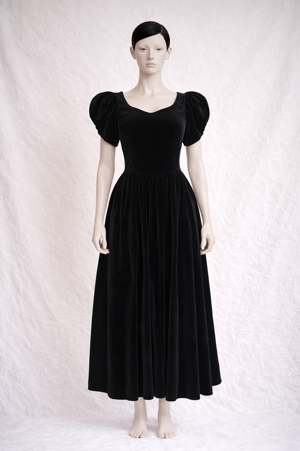 Robe longue vintage en velours noir Laura Ashley