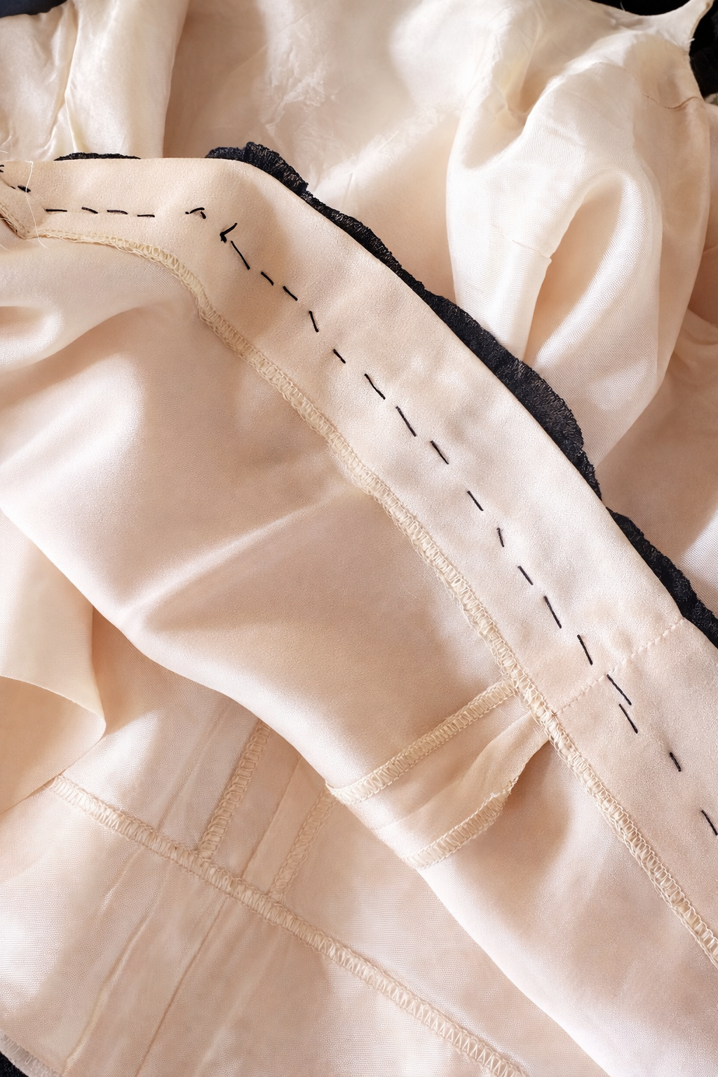 Vintage Mary Quant’s Ginger robe nuisette satin soie champagne circa 60