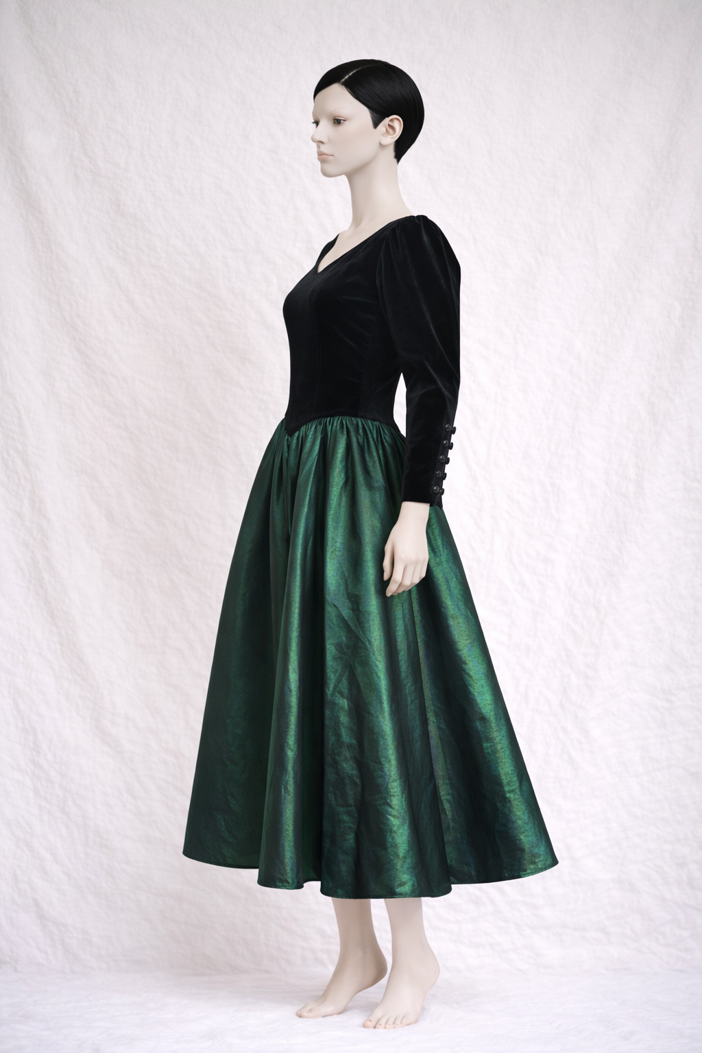 Robe longue  noire et verte Laura Ashley en velours et jupe satinée irisée vintage