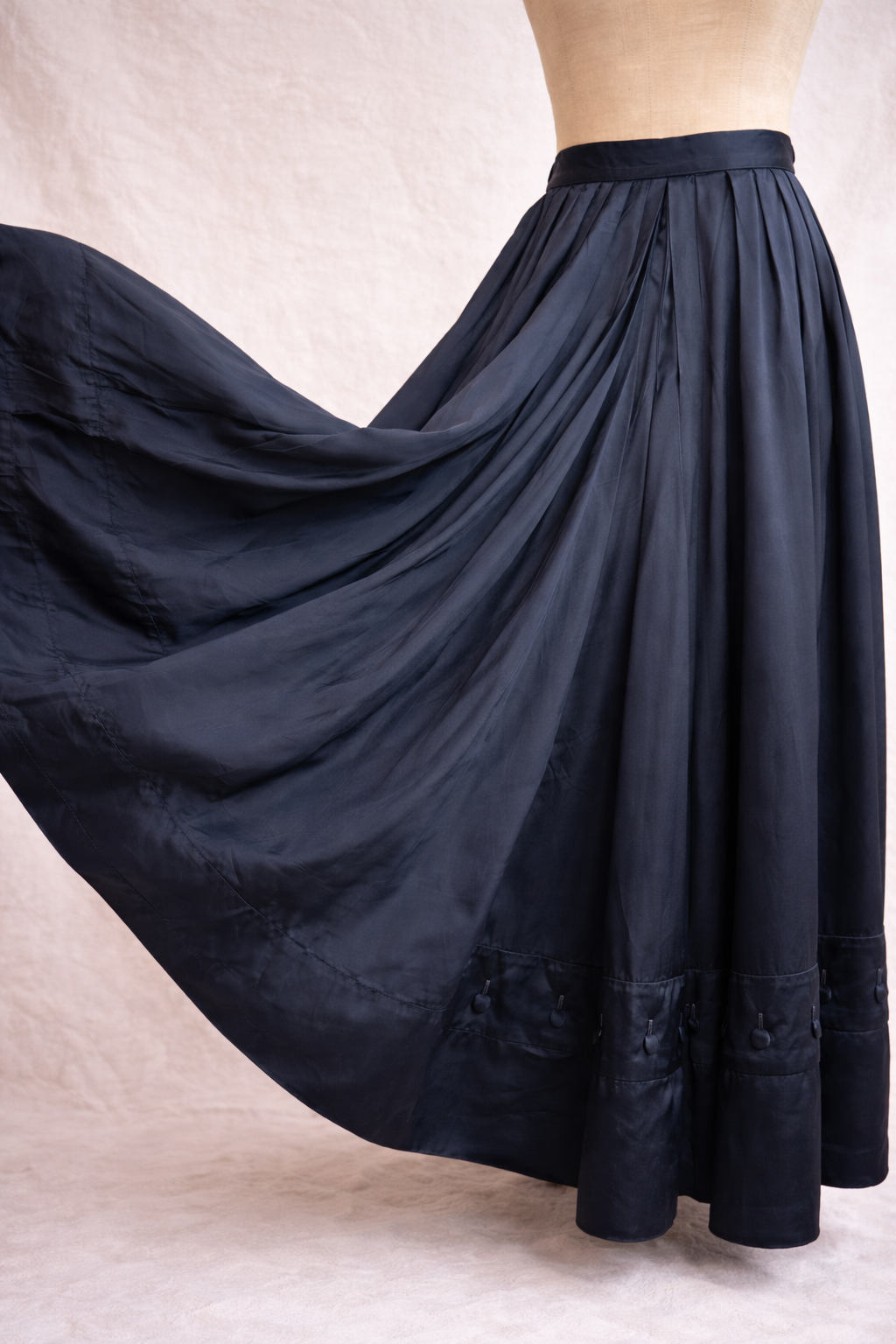Jupe longue en satin noire Chantal Thomass Paris vintage