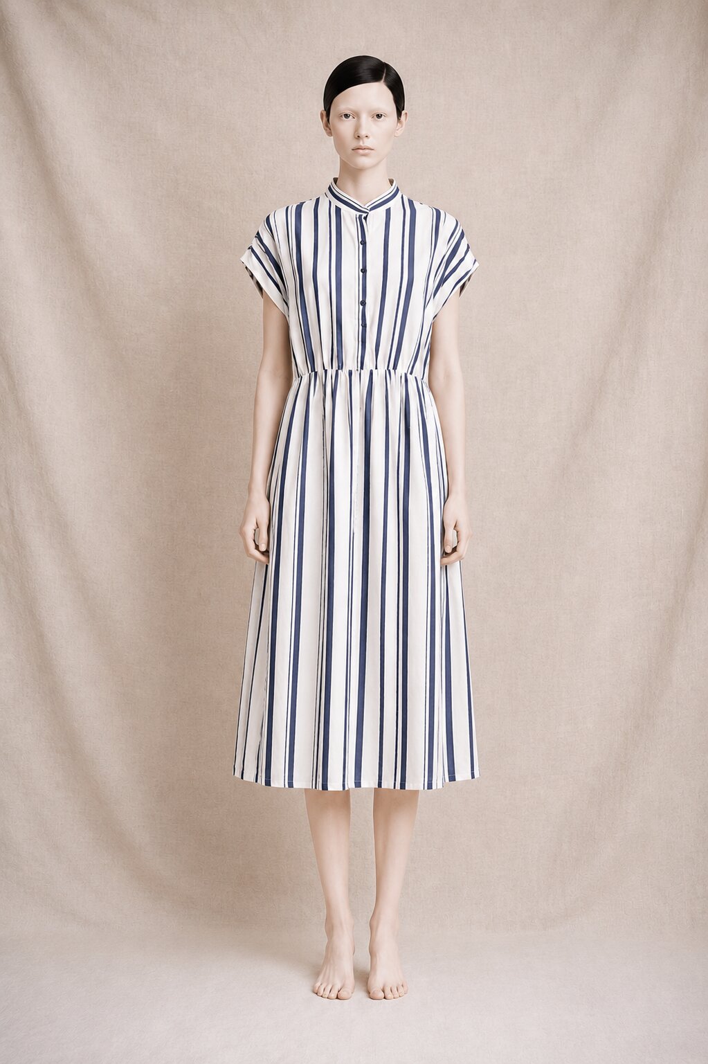 Authentique robe Louis Féraud Paris en soie à rayures bleu marine et blanc cassé
