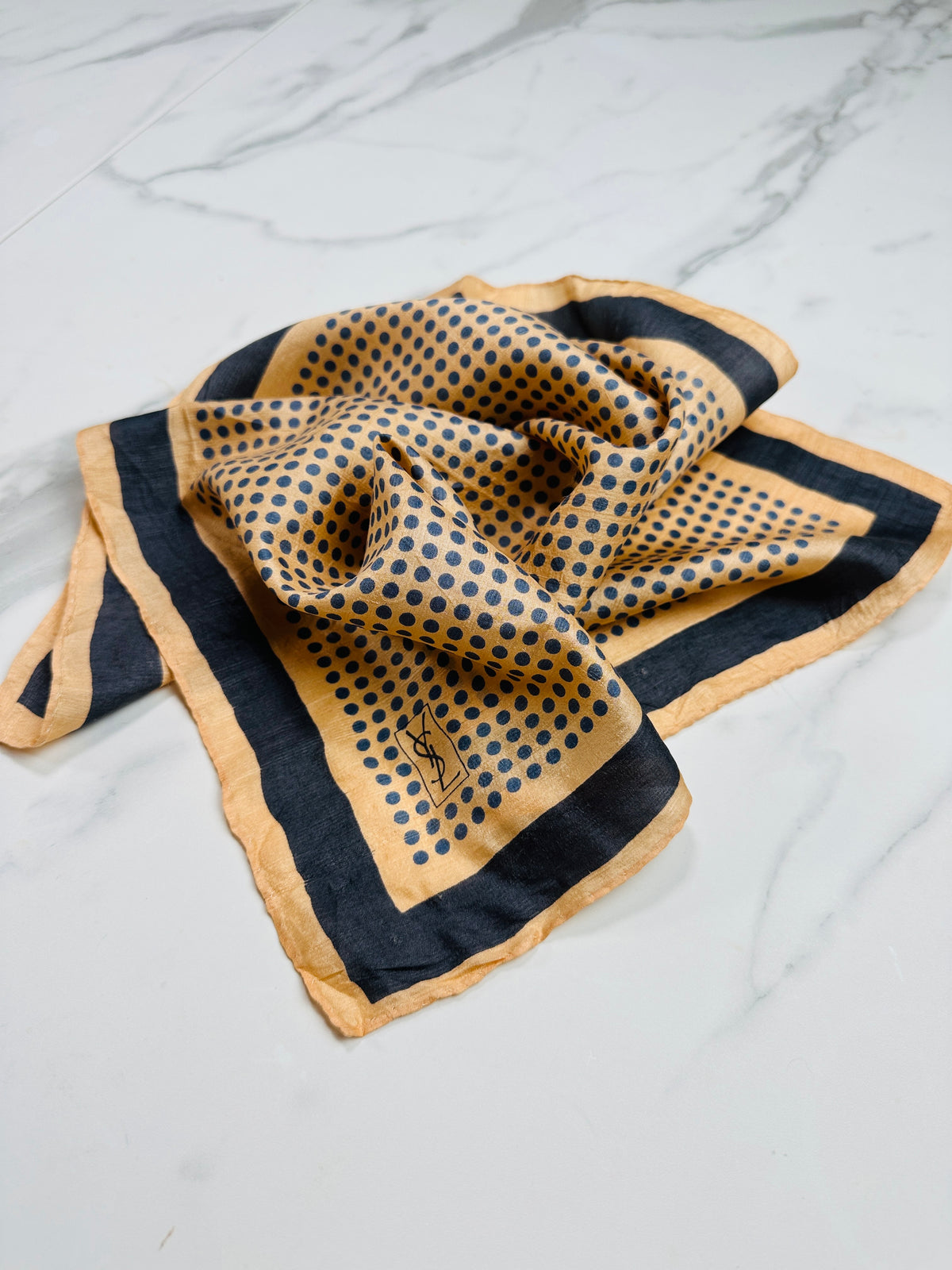 Foulard Yves Saint Laurent Authentique en Soie Beige à Pois Bleus Vintage