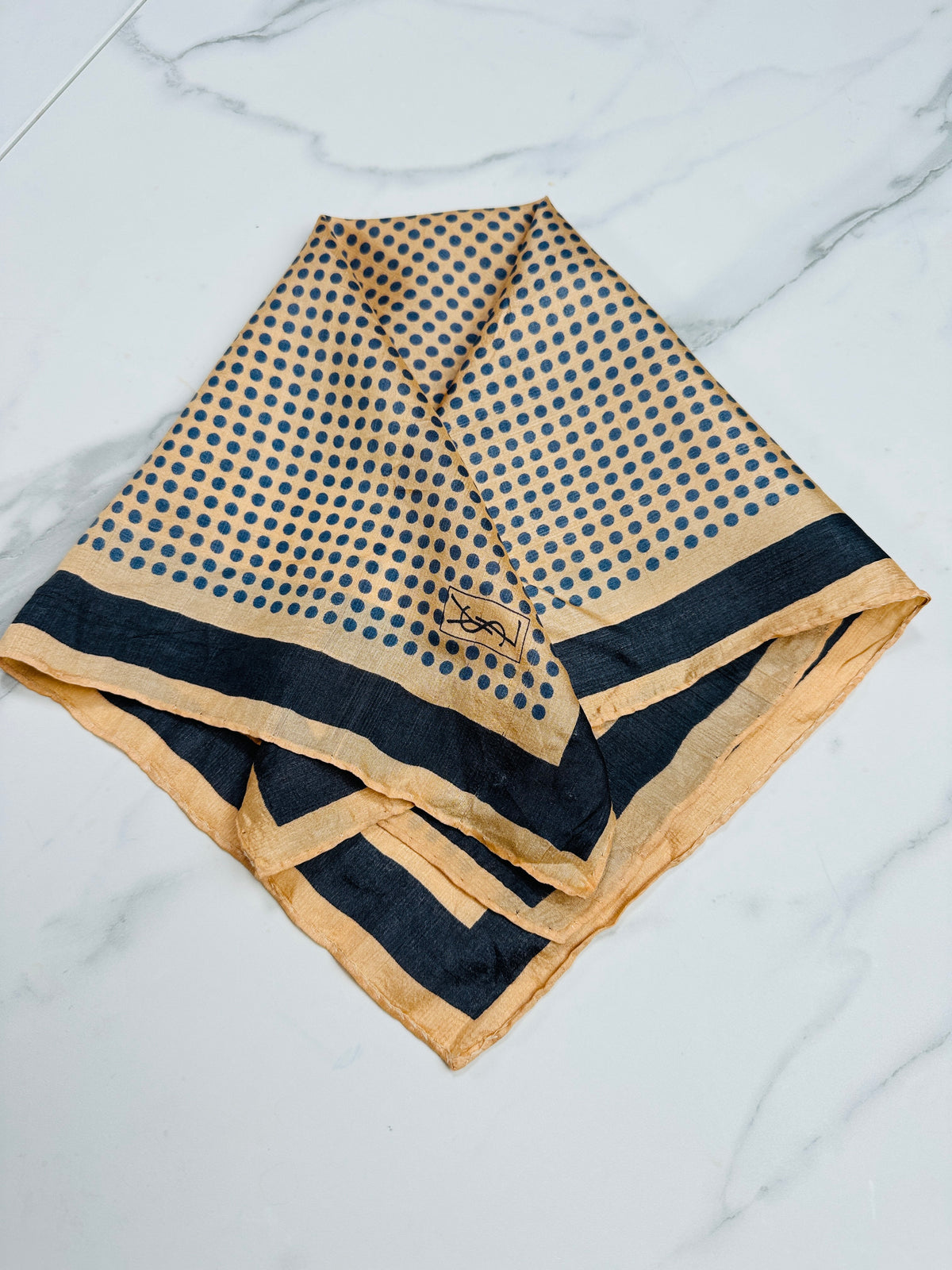 Foulard Yves Saint Laurent Authentique en Soie Beige à Pois Bleus Vintage