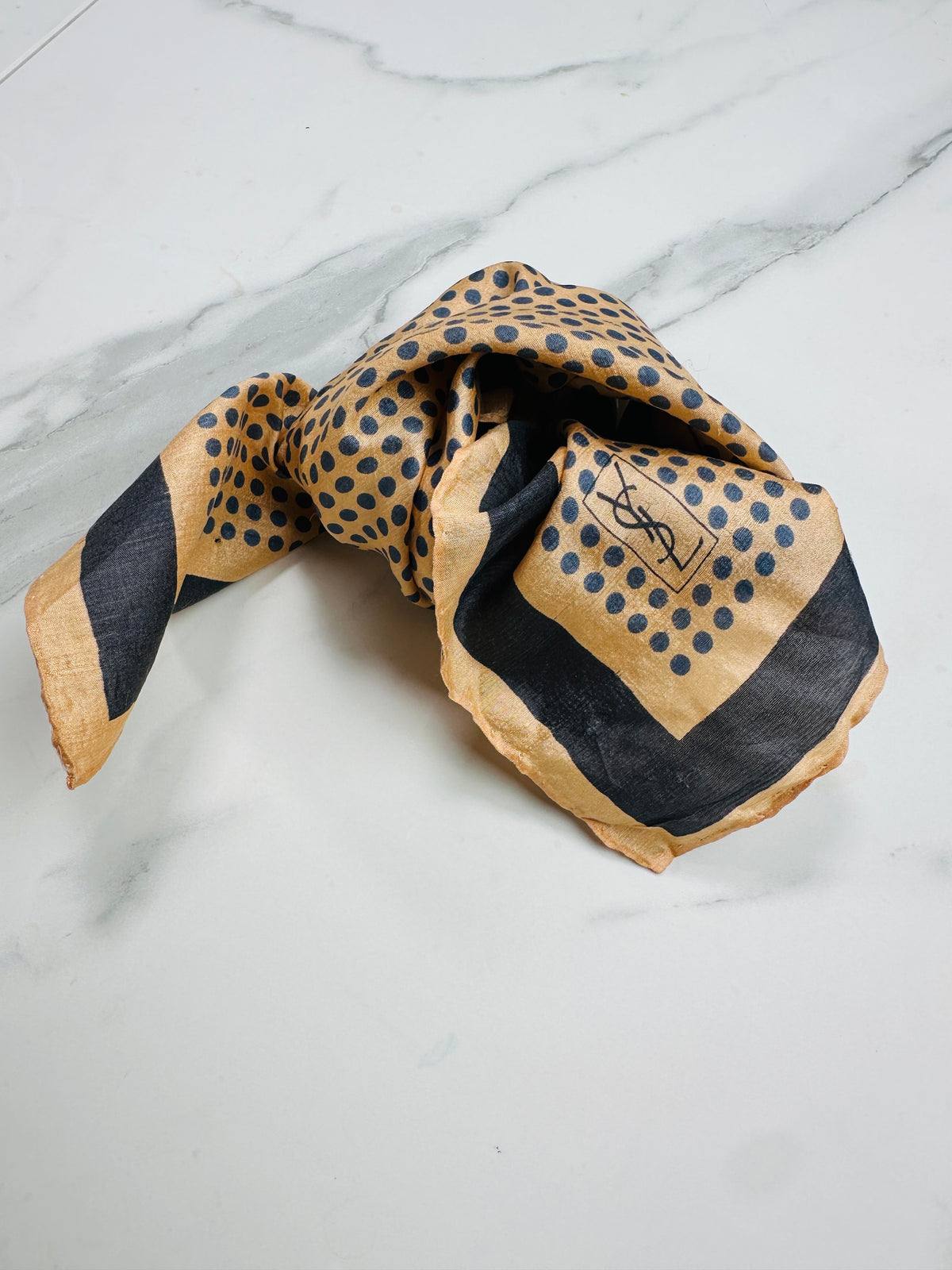 Foulard Yves Saint Laurent Authentique en Soie Beige à Pois Bleus Vintage