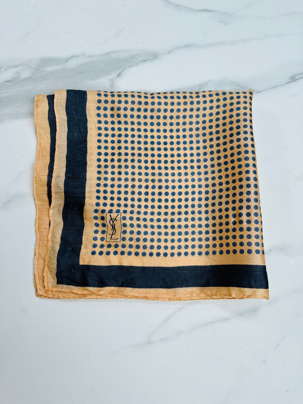 Foulard Yves Saint Laurent Authentique en Soie Beige à Pois Bleus Vintage