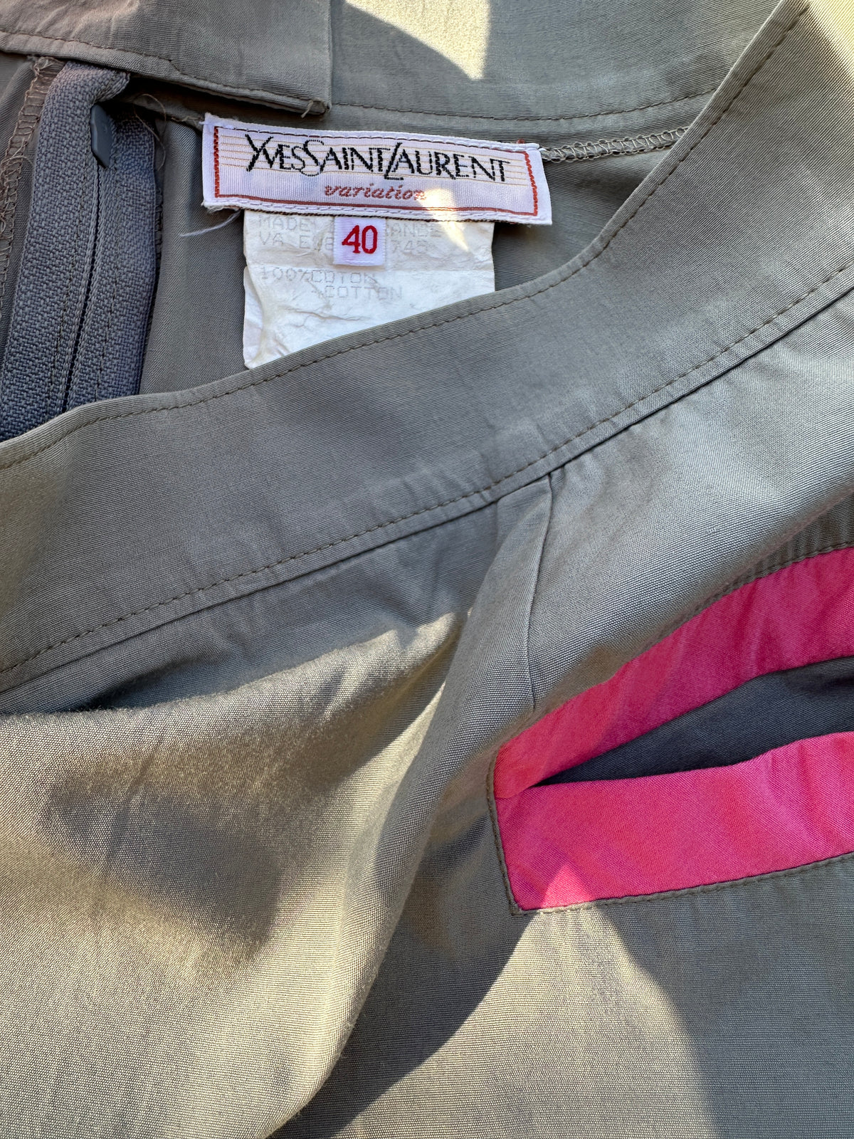 Jupe évasée Yves Saint Laurent en coton kaki – Détails fuchsia authentiques vintage