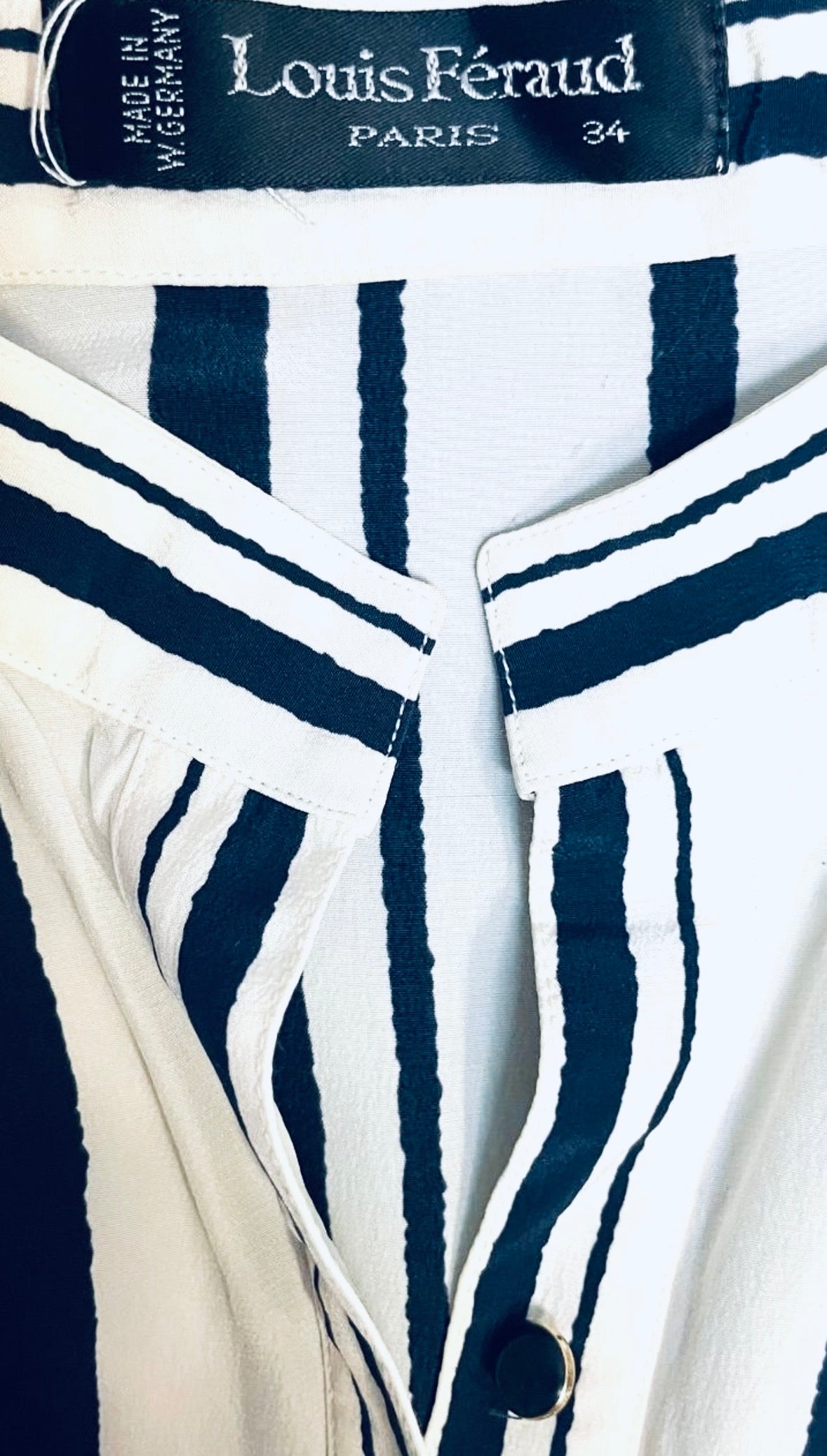 Authentique robe Louis Féraud Paris en soie à rayures bleu marine et blanc cassé
