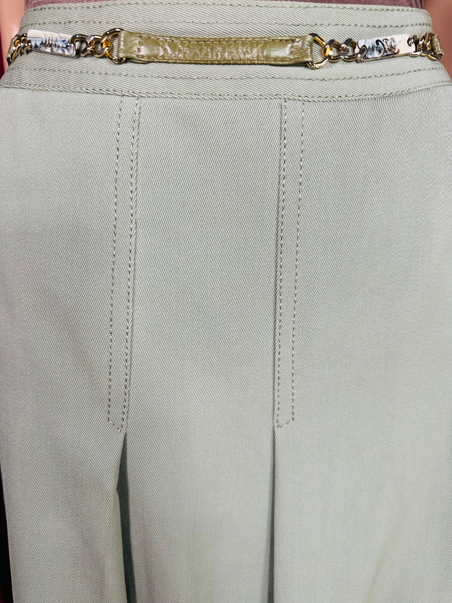Jupe plissée authentique Céline Paris en laine vert amande avec ceinture chaîne vintage