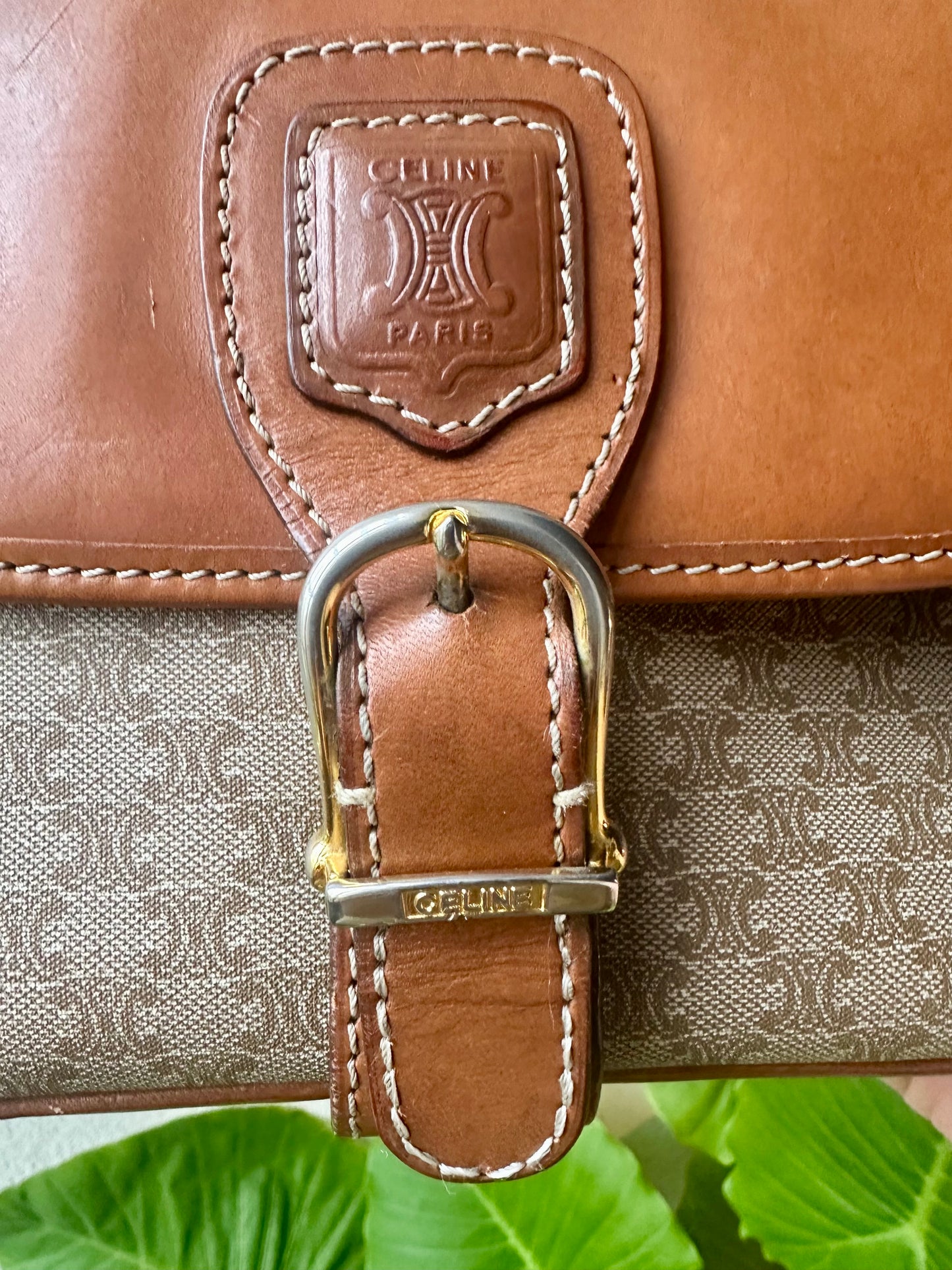 Sac bandoulière authentique Céline en toile macadam et cuir camel vintage