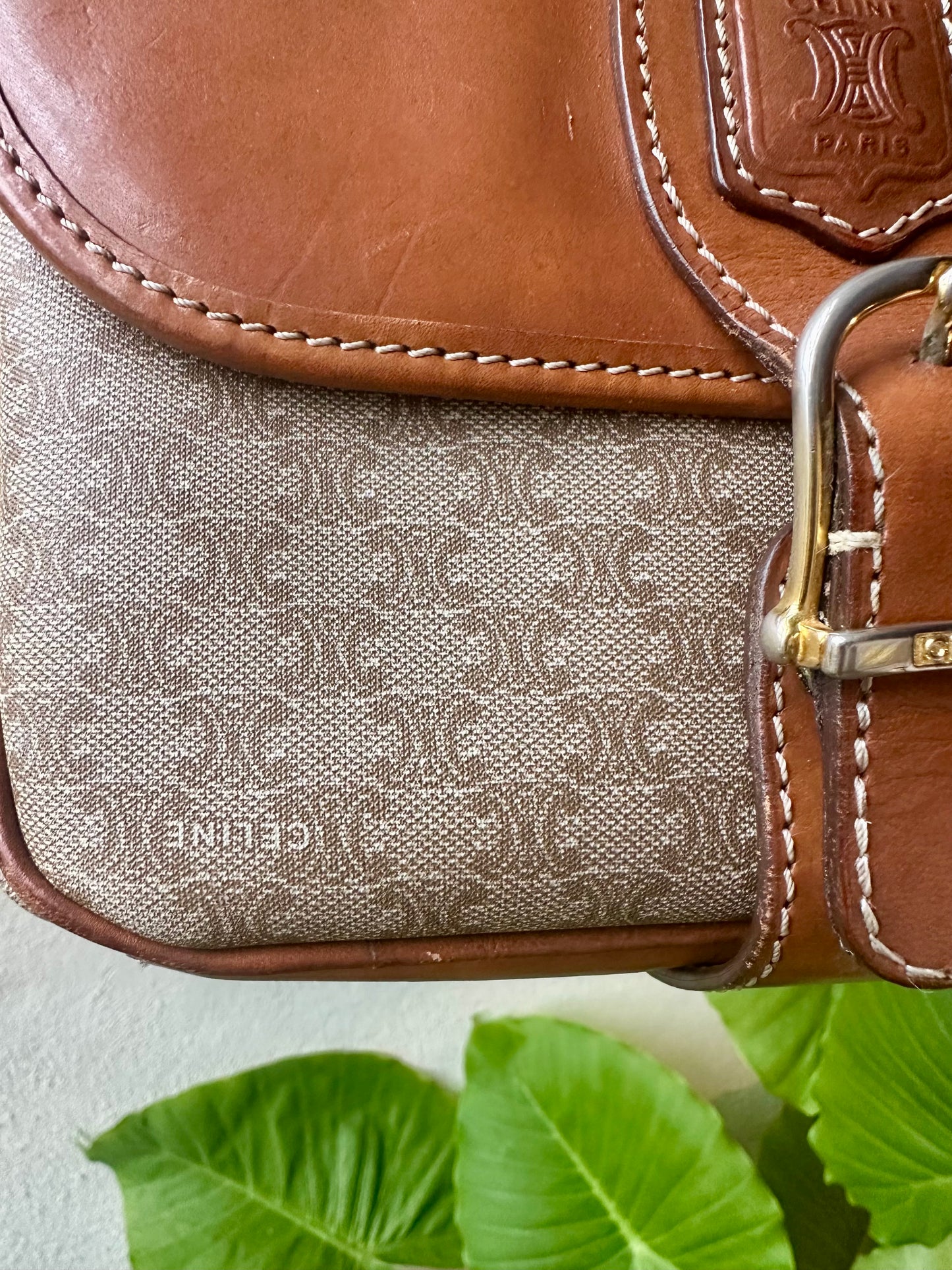 Sac bandoulière authentique Céline en toile macadam et cuir camel vintage