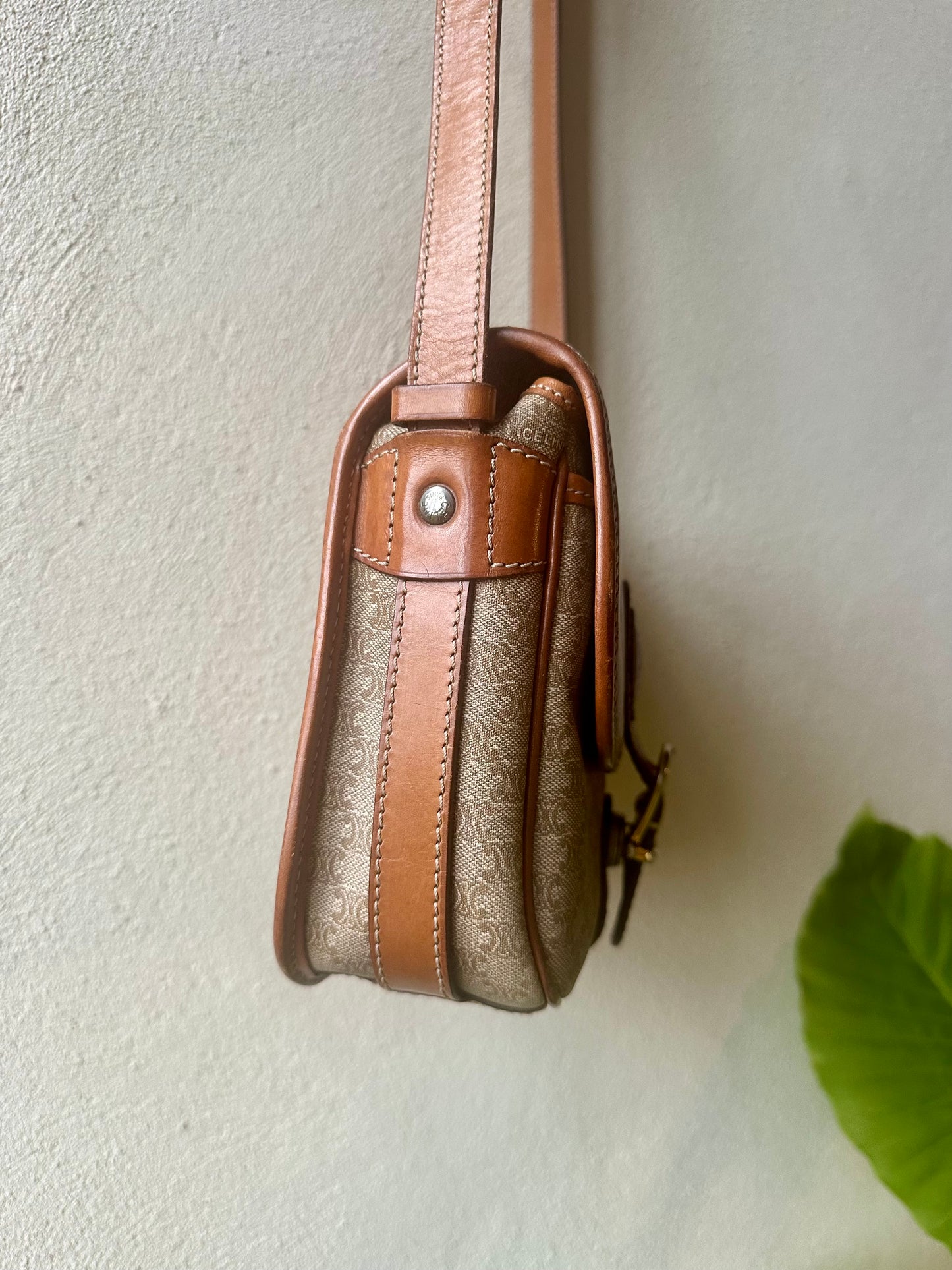 Sac bandoulière authentique Céline en toile macadam et cuir camel vintage
