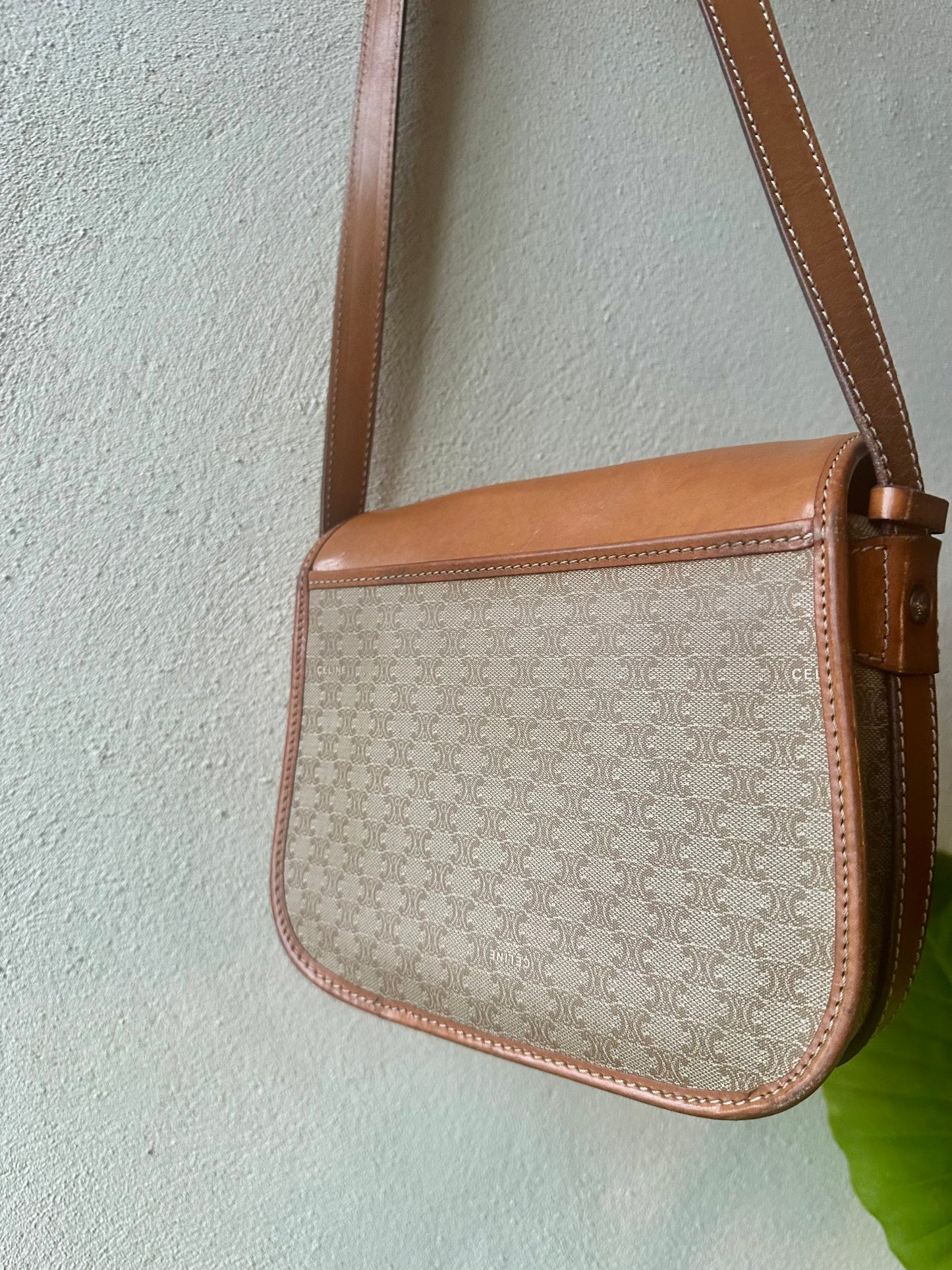 Sac bandoulière authentique Céline en toile macadam et cuir camel vintage
