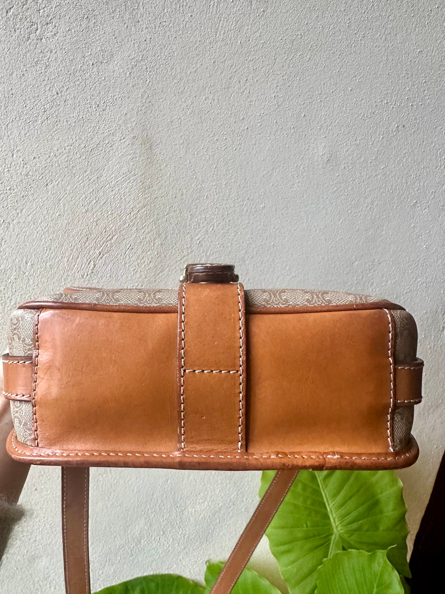 Sac bandoulière authentique Céline en toile macadam et cuir camel vintage