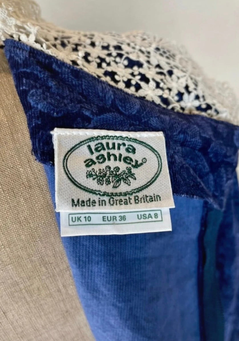 Robe en velours côtelé bleu  Laura Ashley à col dentelle vintage