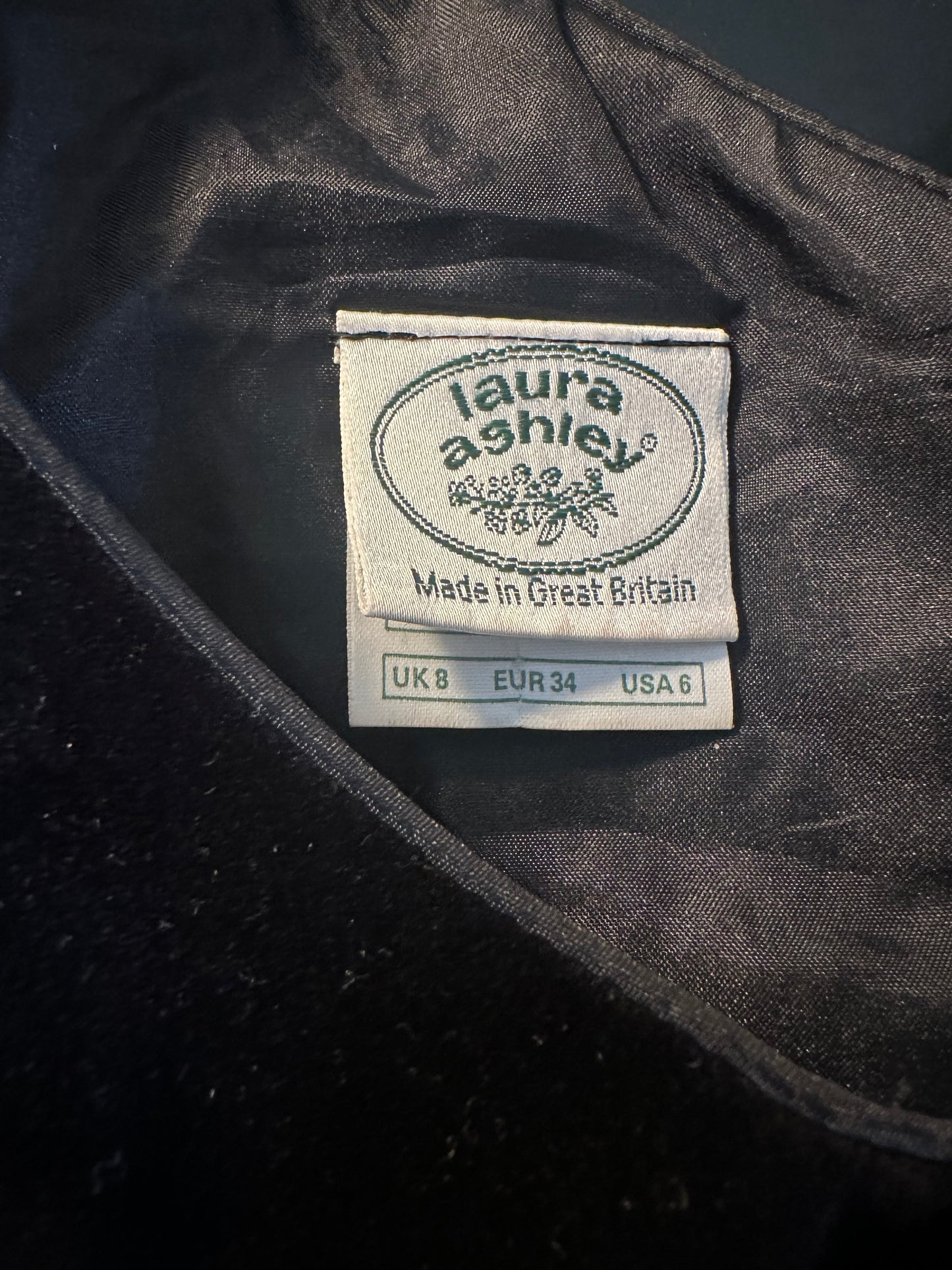Robe longue vintage en velours noir Laura Ashley