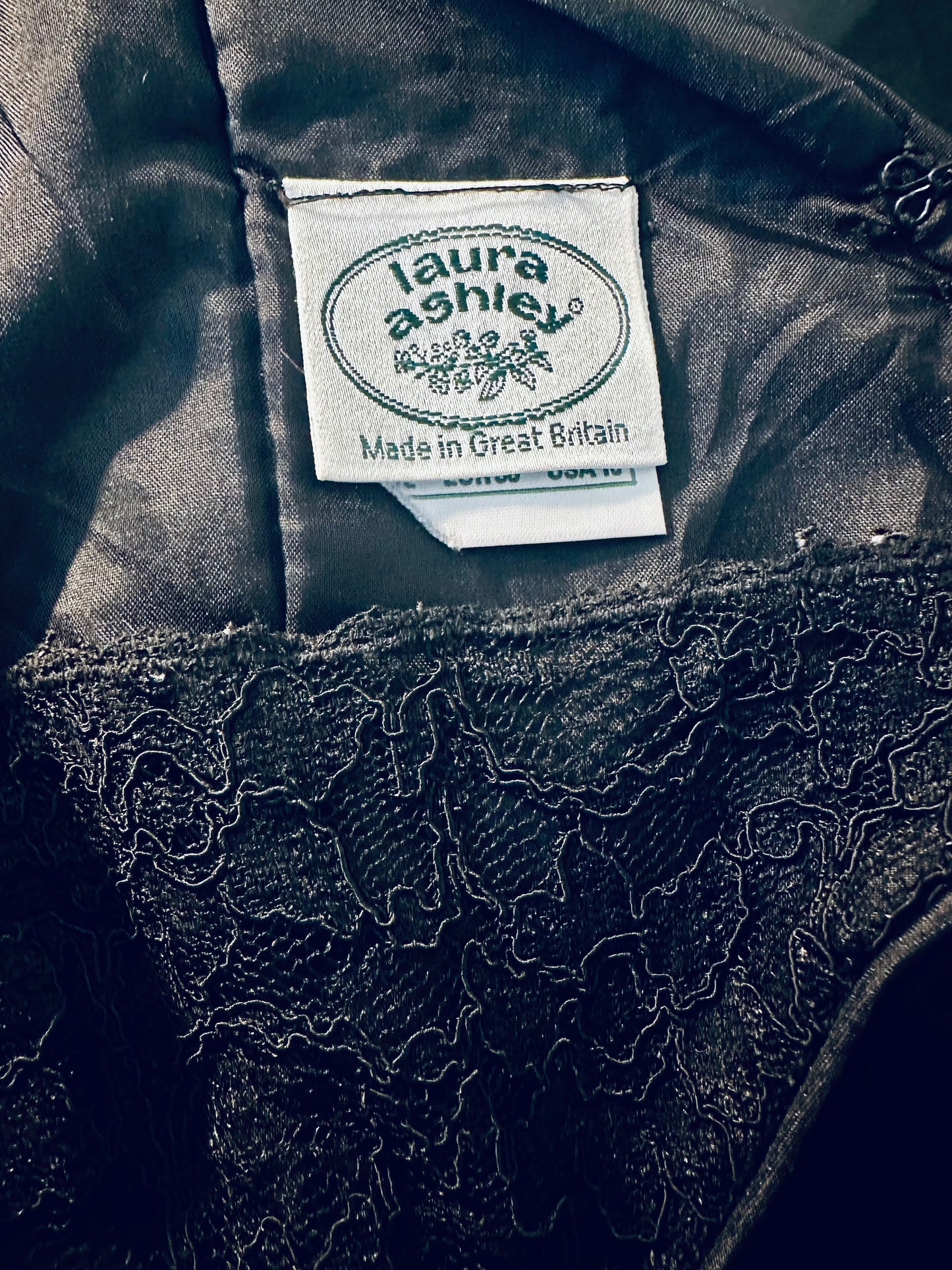 Robe de soirée Laura Ashley noire en velours et dentelle vintage
