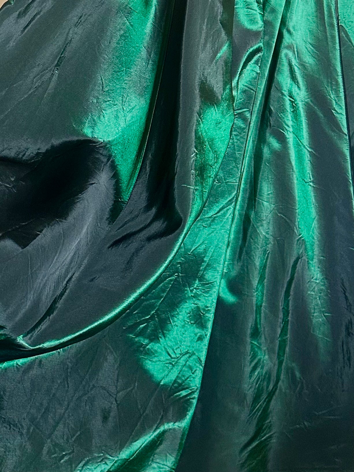 Robe longue  noire et verte Laura Ashley en velours et jupe satinée irisée vintage