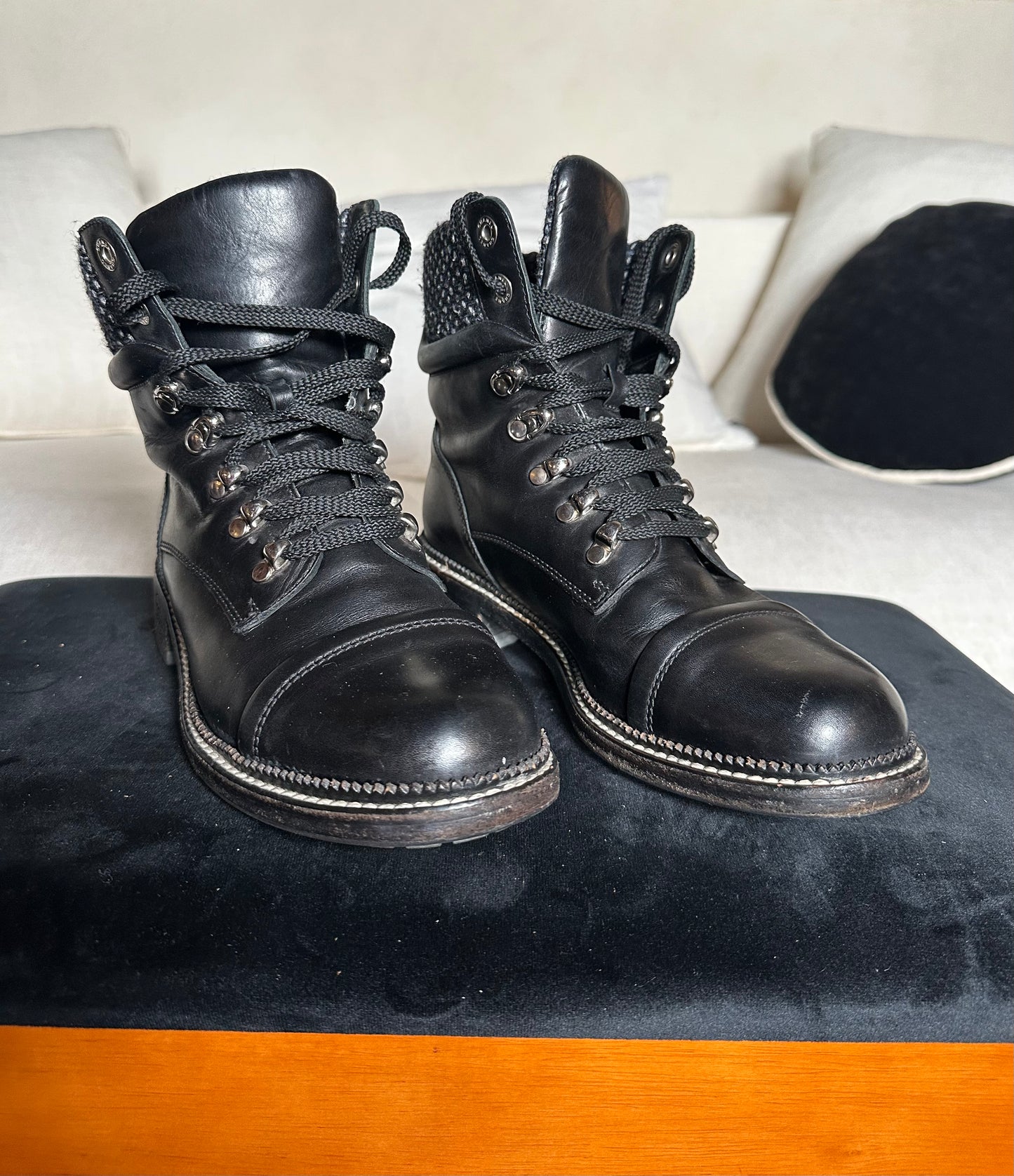 Bottines Chanel en cuir noir détail tweed