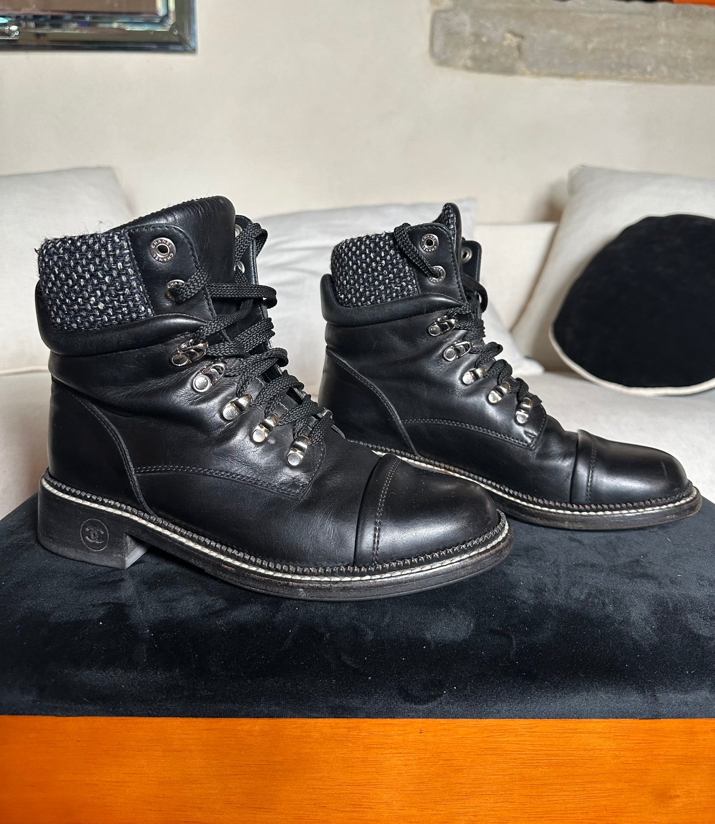 Bottines Chanel en cuir noir détail tweed