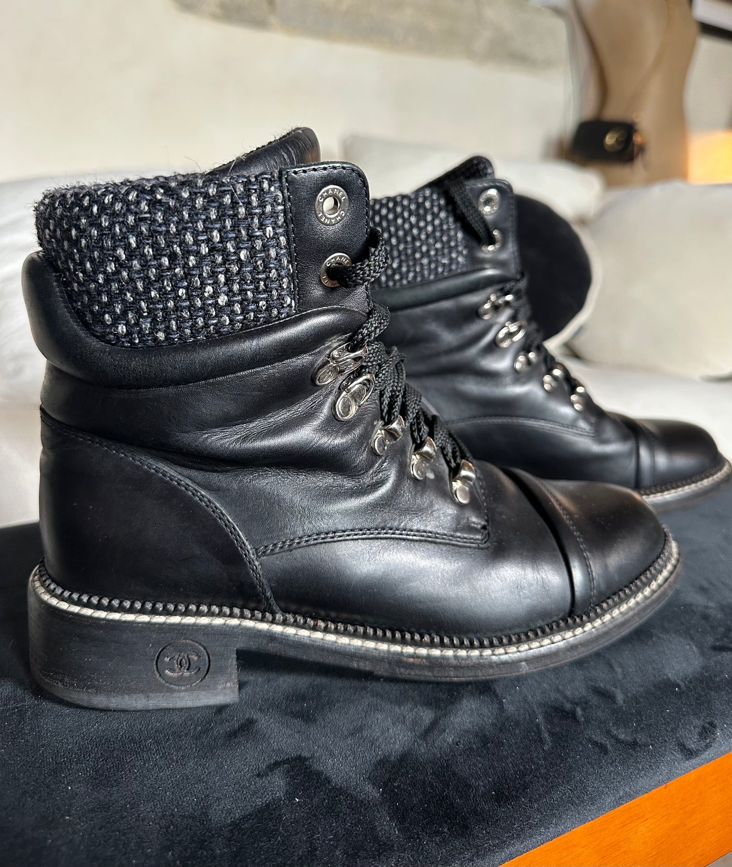 Bottines Chanel en cuir noir détail tweed