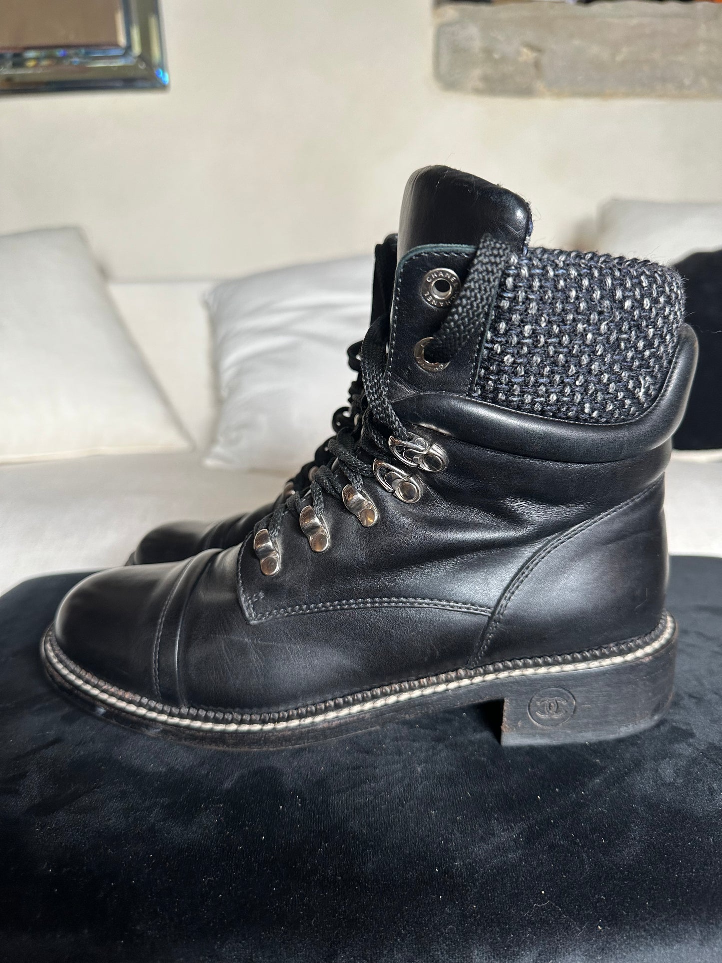 Bottines Chanel en cuir noir détail tweed