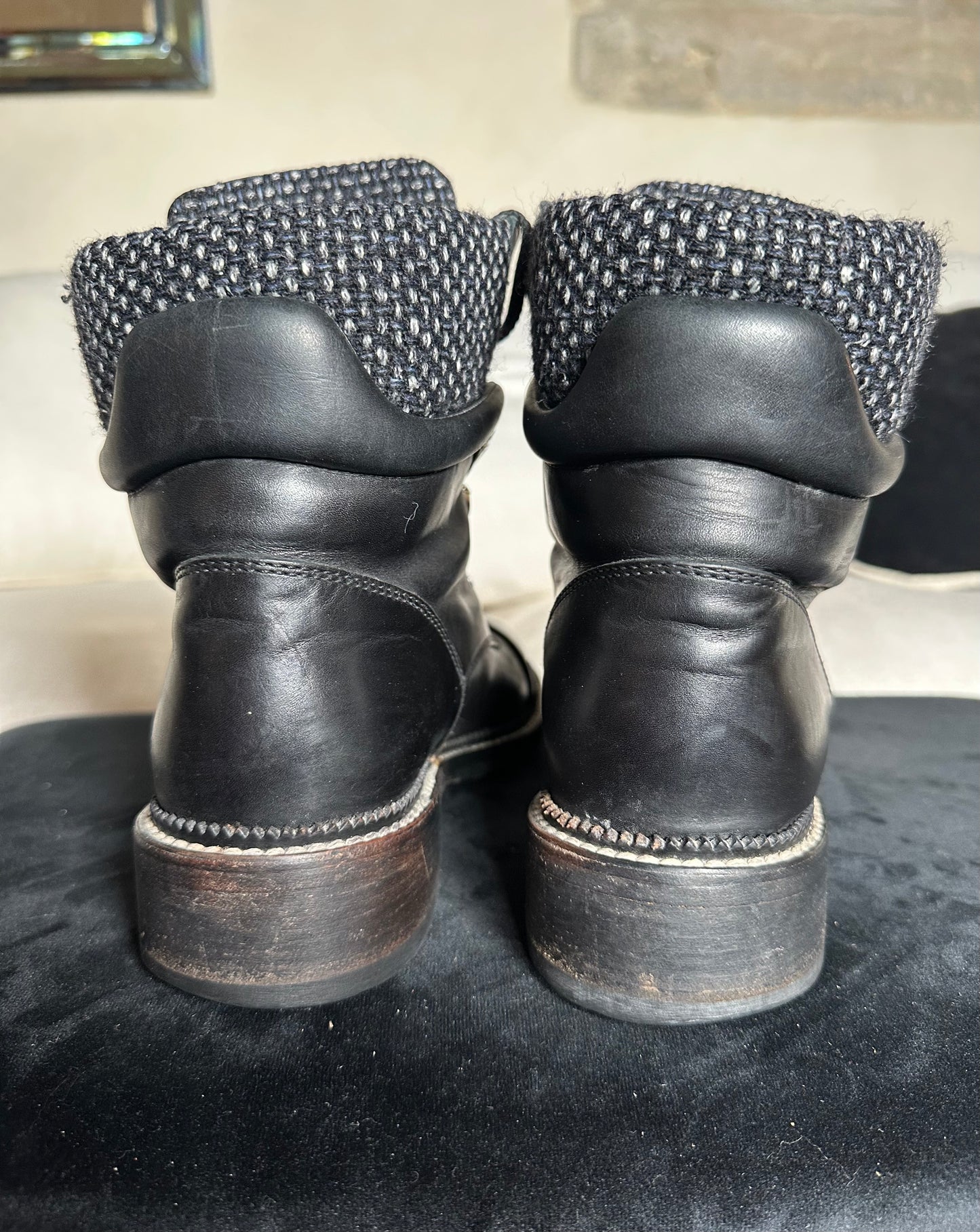 Bottines Chanel en cuir noir détail tweed