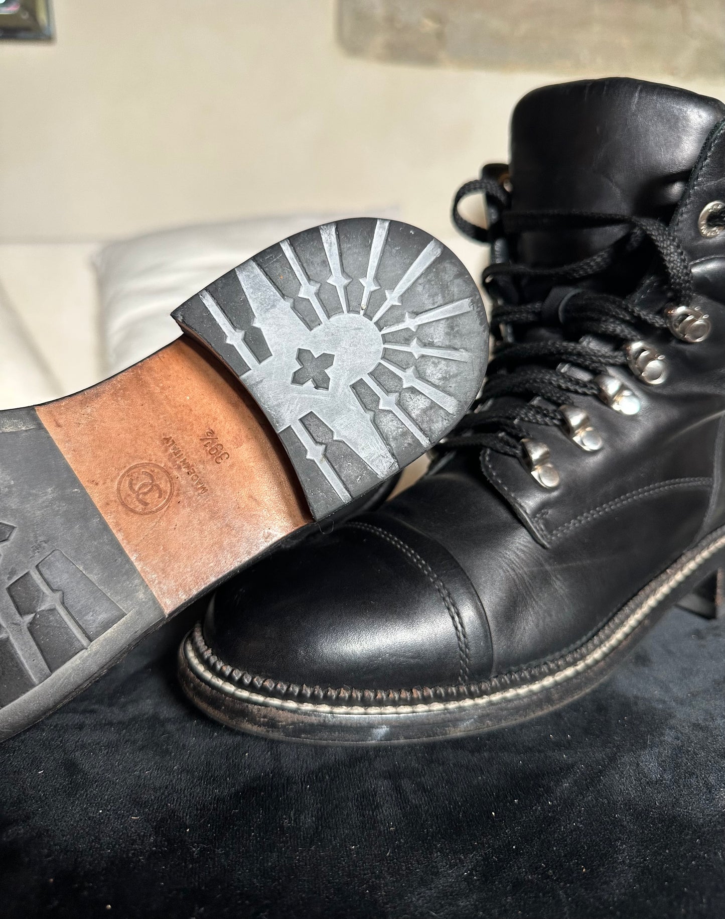 Bottines Chanel en cuir noir détail tweed