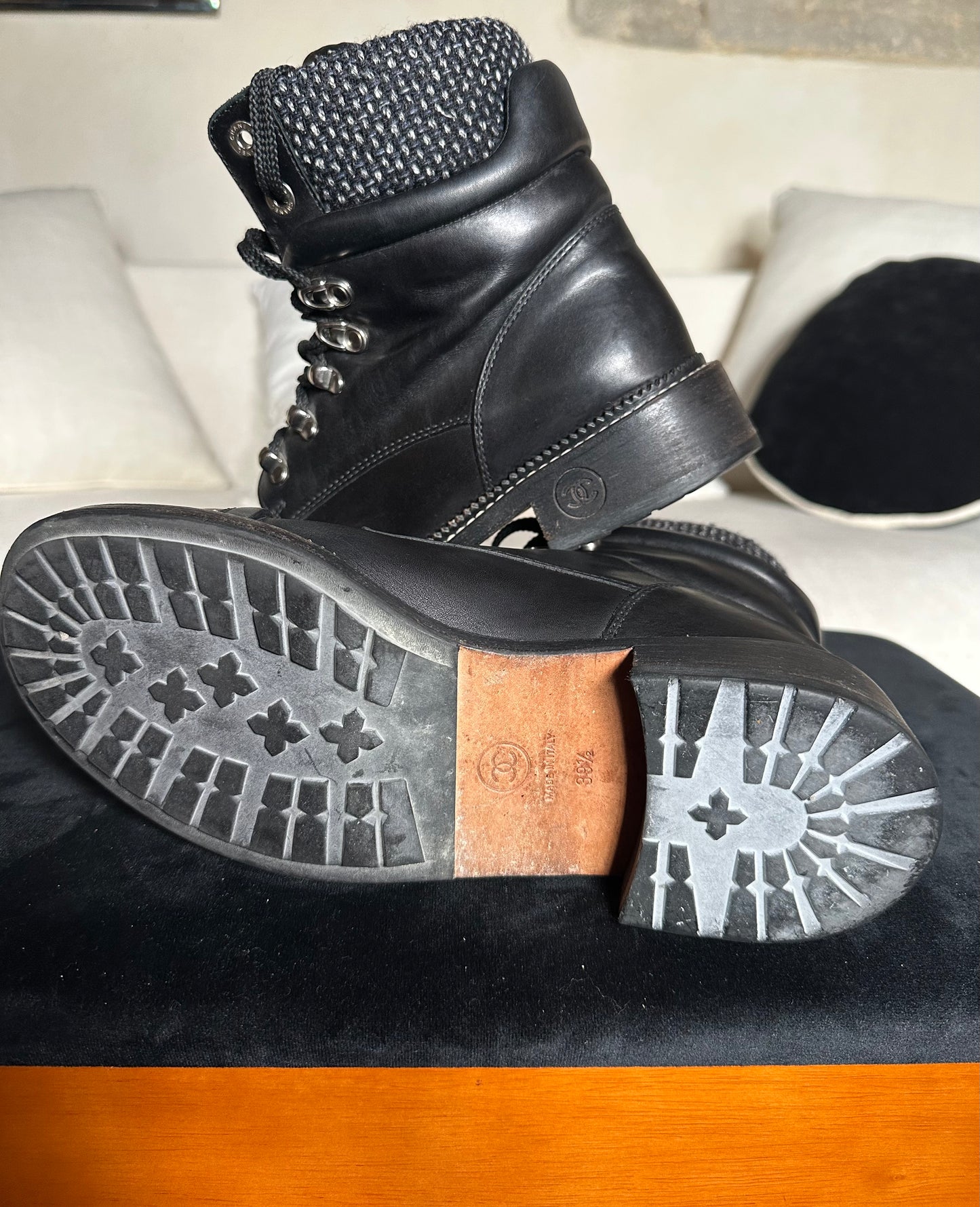 Bottines Chanel en cuir noir détail tweed