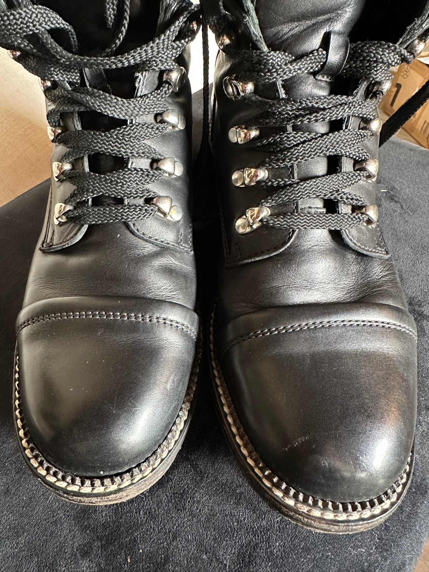 Bottines Chanel en cuir noir détail tweed