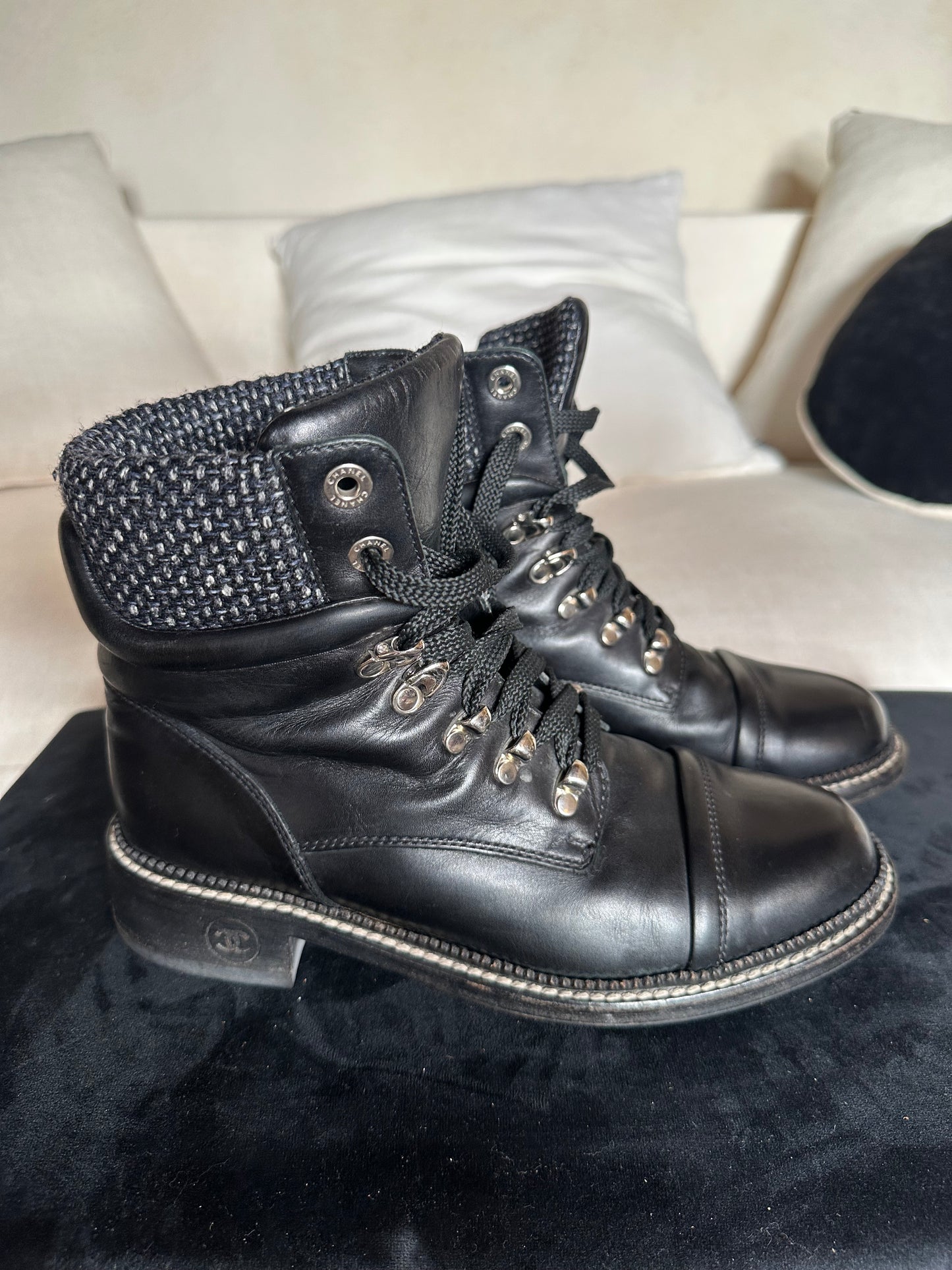 Bottines Chanel en cuir noir détail tweed