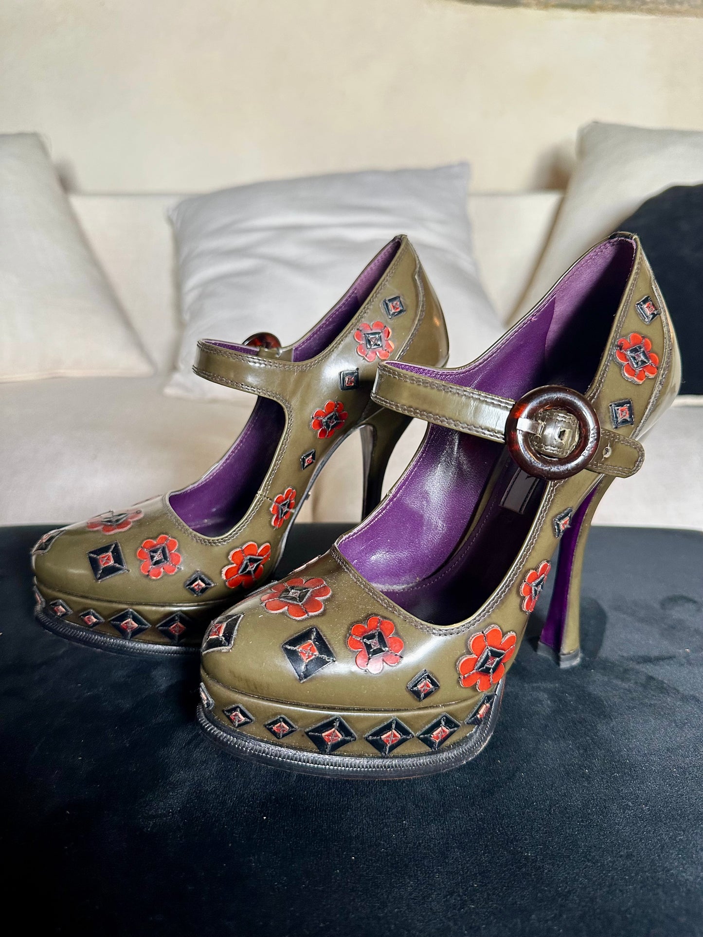 Escarpins à plateforme Prada en cuir kaki brodé talon haut
