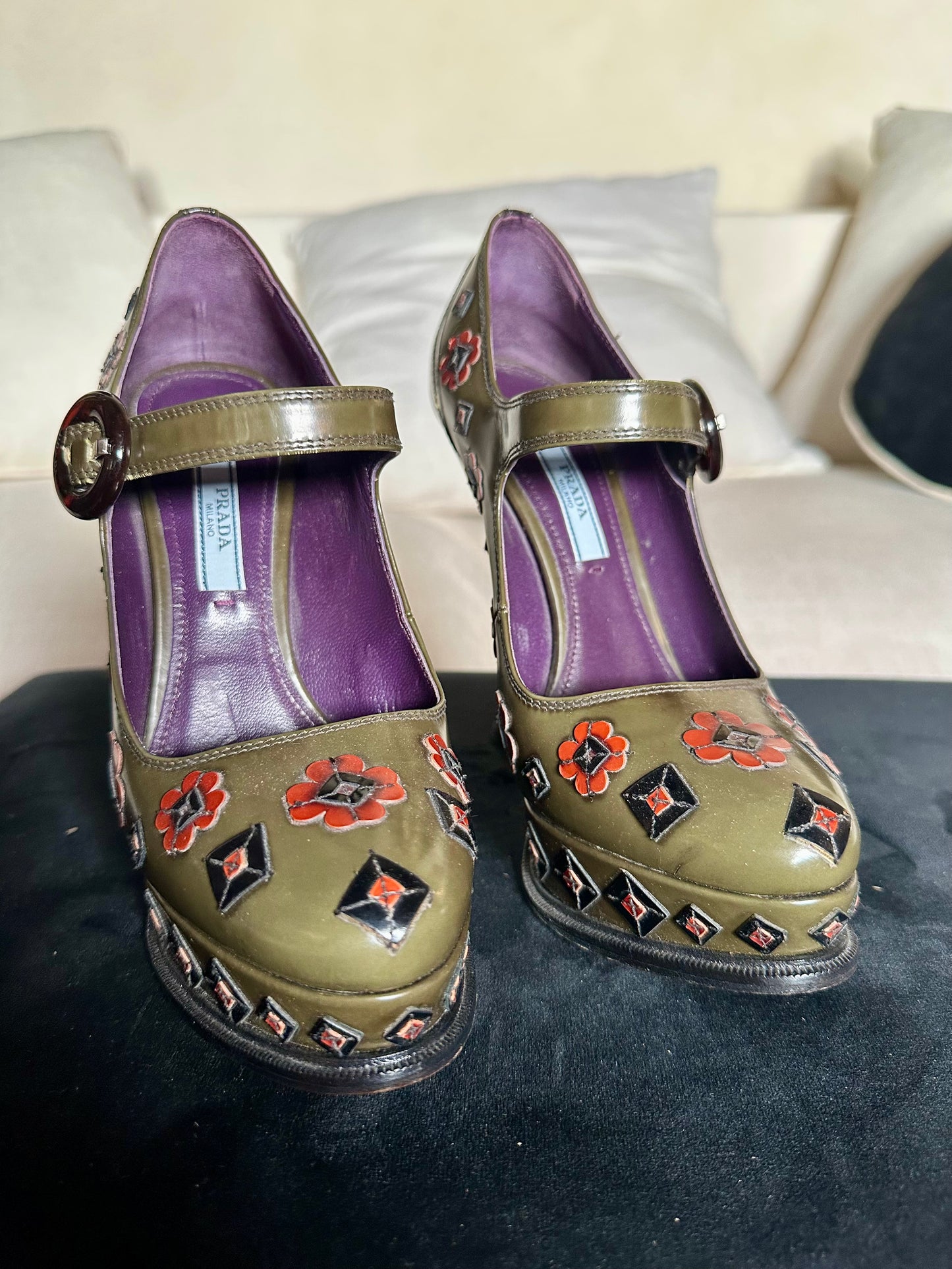 Escarpins à plateforme Prada en cuir kaki brodé talon haut