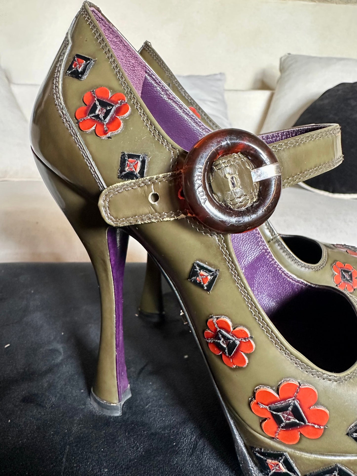Escarpins à plateforme Prada en cuir kaki brodé talon haut