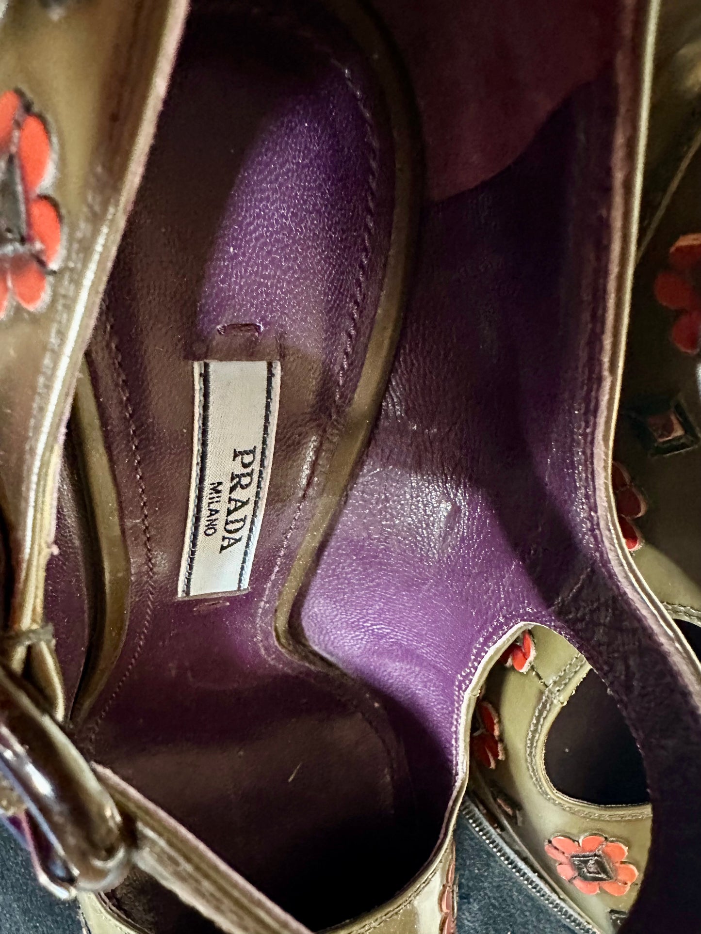 Escarpins à plateforme Prada en cuir kaki brodé talon haut