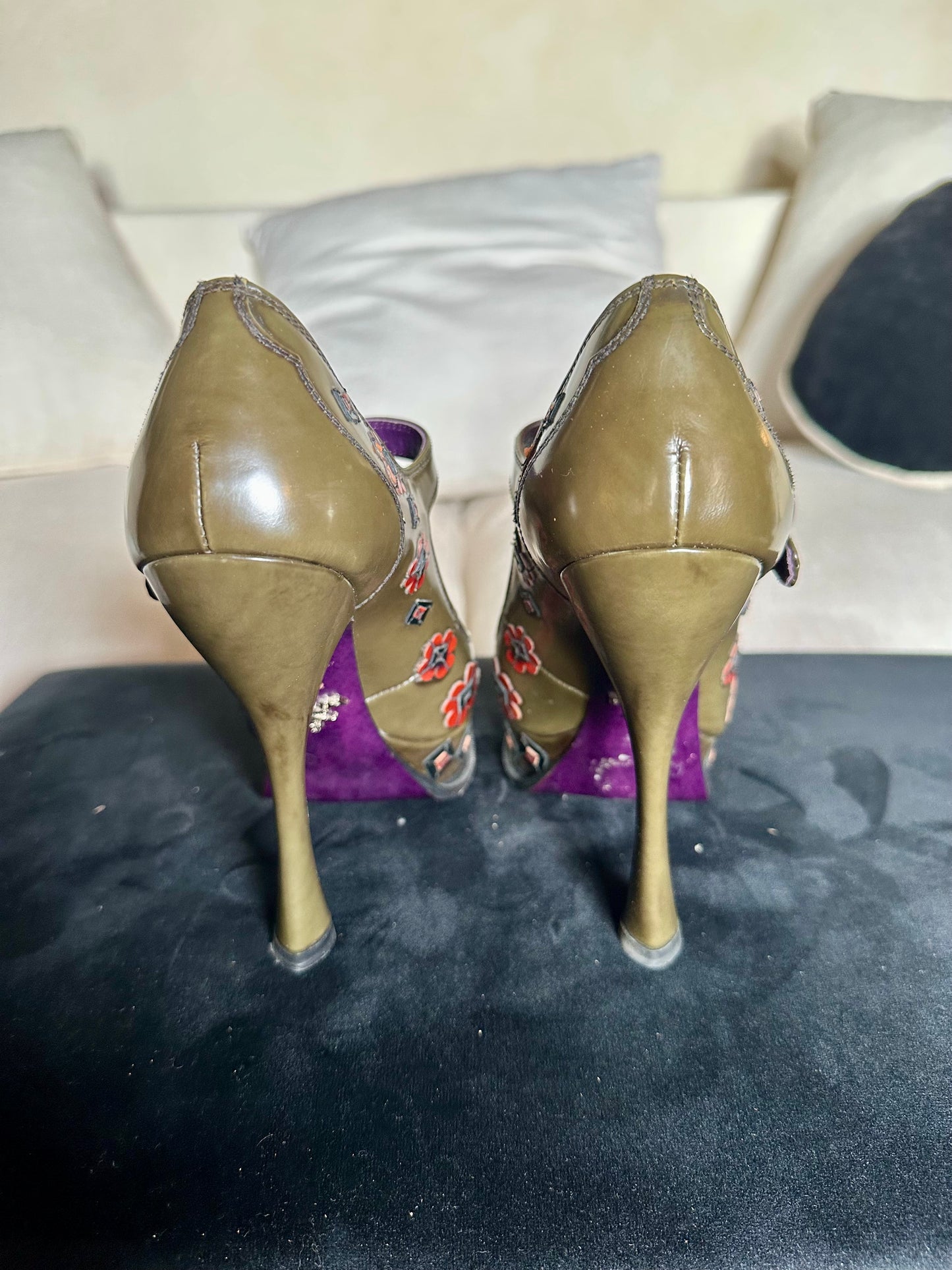 Escarpins à plateforme Prada en cuir kaki brodé talon haut