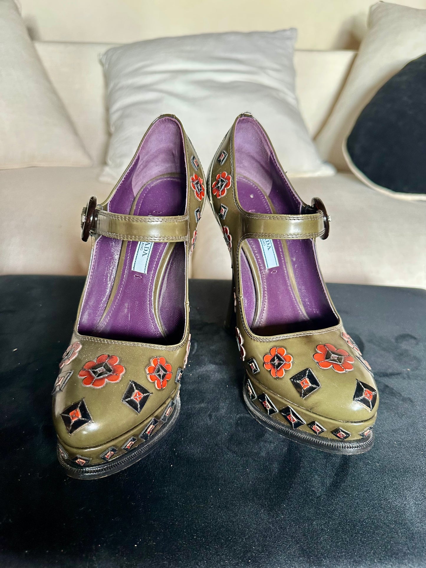 Escarpins à plateforme Prada en cuir kaki brodé talon haut