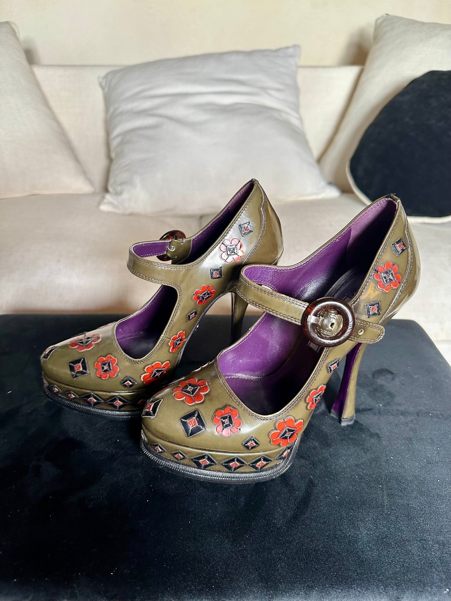Escarpins à plateforme Prada en cuir kaki brodé talon haut